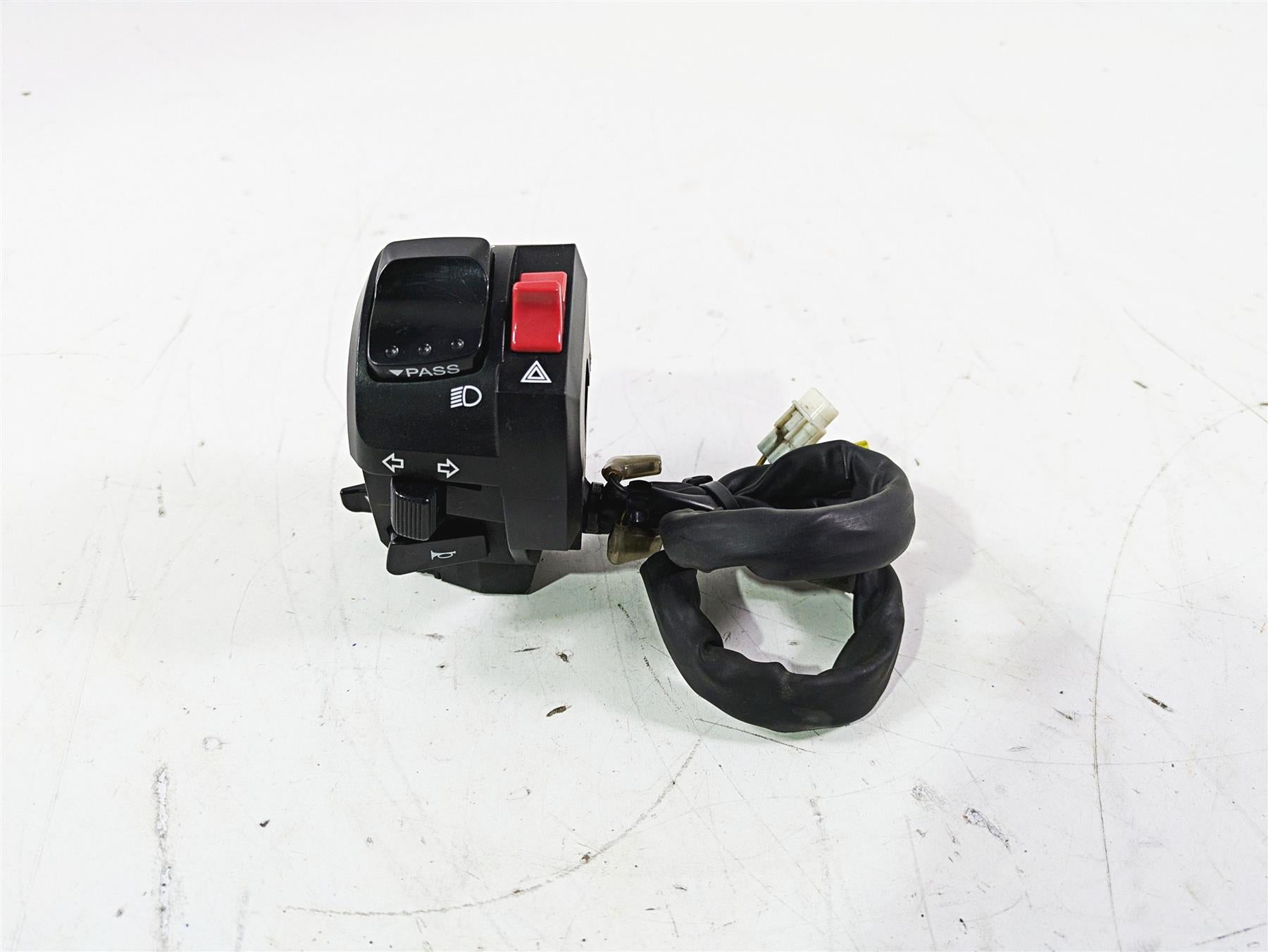 2016 Suzuki GSXR1000 Left Hand Turn Signal Lights Control Switch 37400-47H10 {{ shop.shopifyCountryName }} - Mototech271