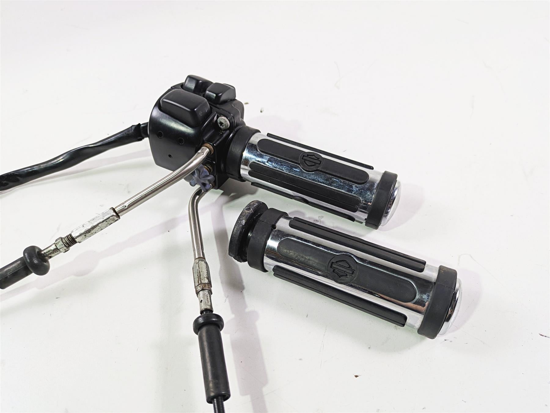 2007 Harley Sportster XL1200 C Right Hand Control Switch Grip Set 71684-06A {{ shop.shopifyCountryName }} - Mototech271