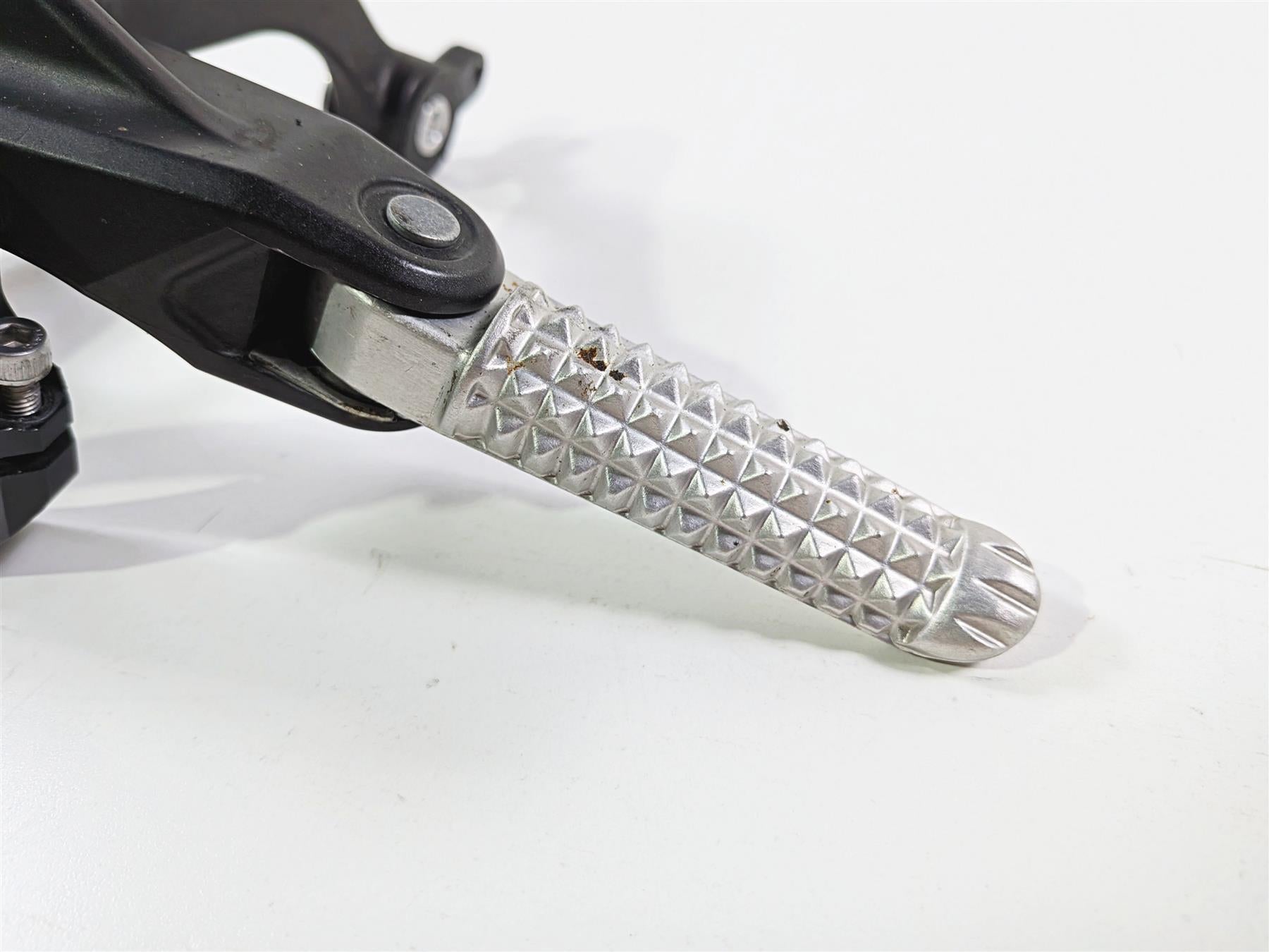 2009 Yamaha VMX17 V-Max 1700 Rear Passenger Footpeg Set - Read 2S3-27430-00-00-Mototech271