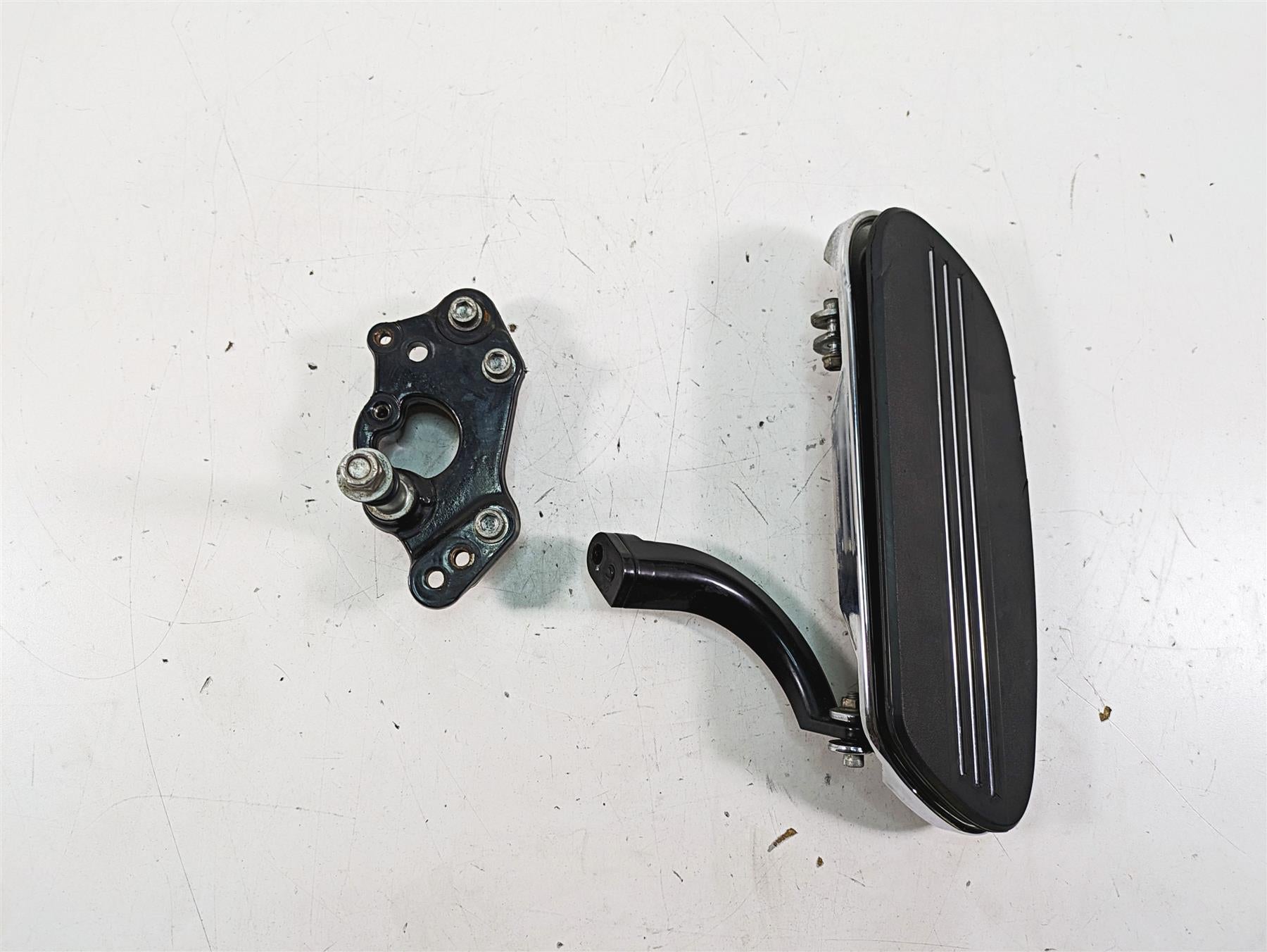 2013 Harley Touring FLHX Street Glide Right Floor Board Mount Set -Read 50683-04 {{ shop.shopifyCountryName }} - Mototech271