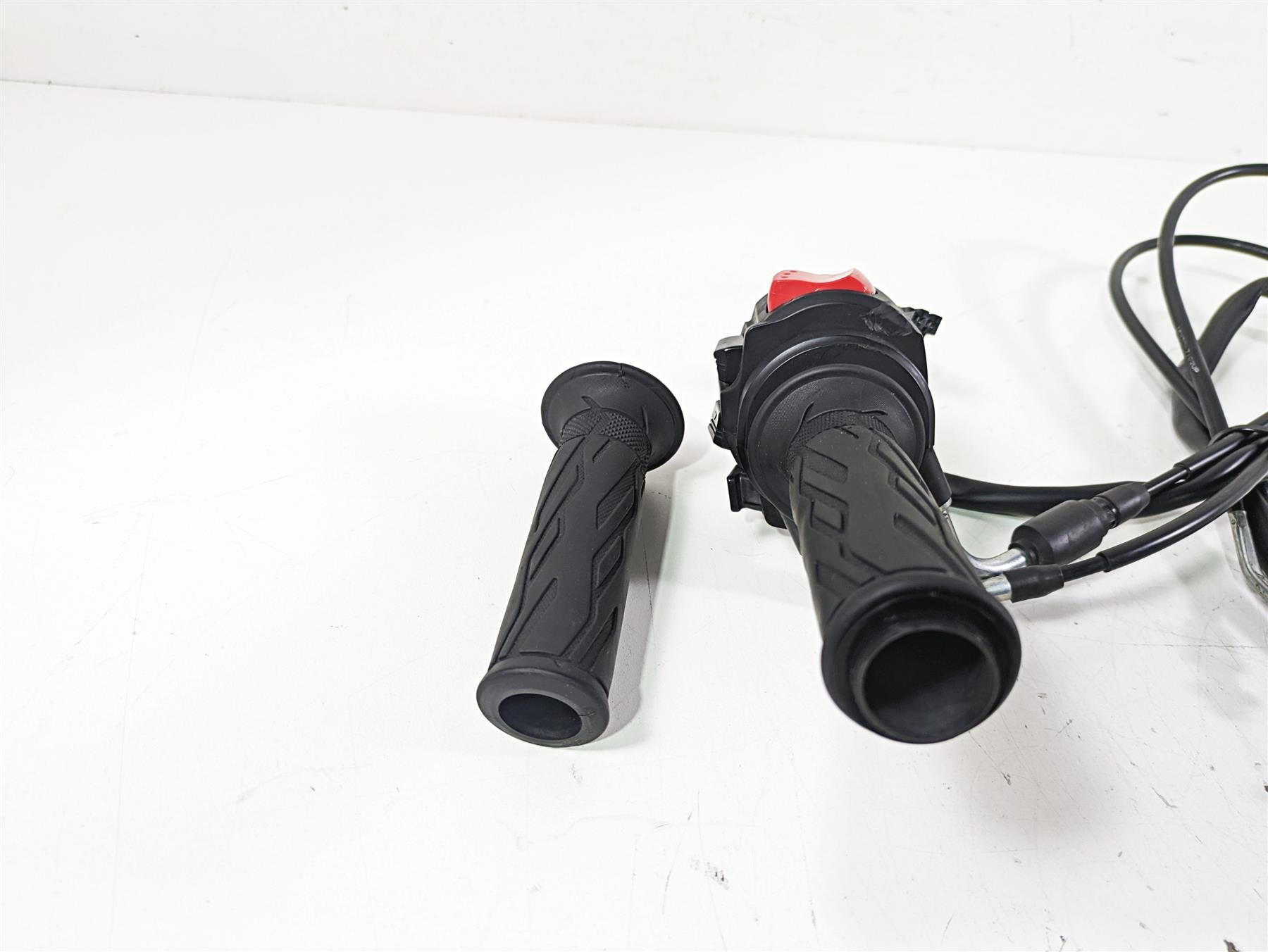 2018 Suzuki GSX1300 R Hayabusa Right Hand Throttle Control Switch 37200-15H10 {{ shop.shopifyCountryName }} - Mototech271