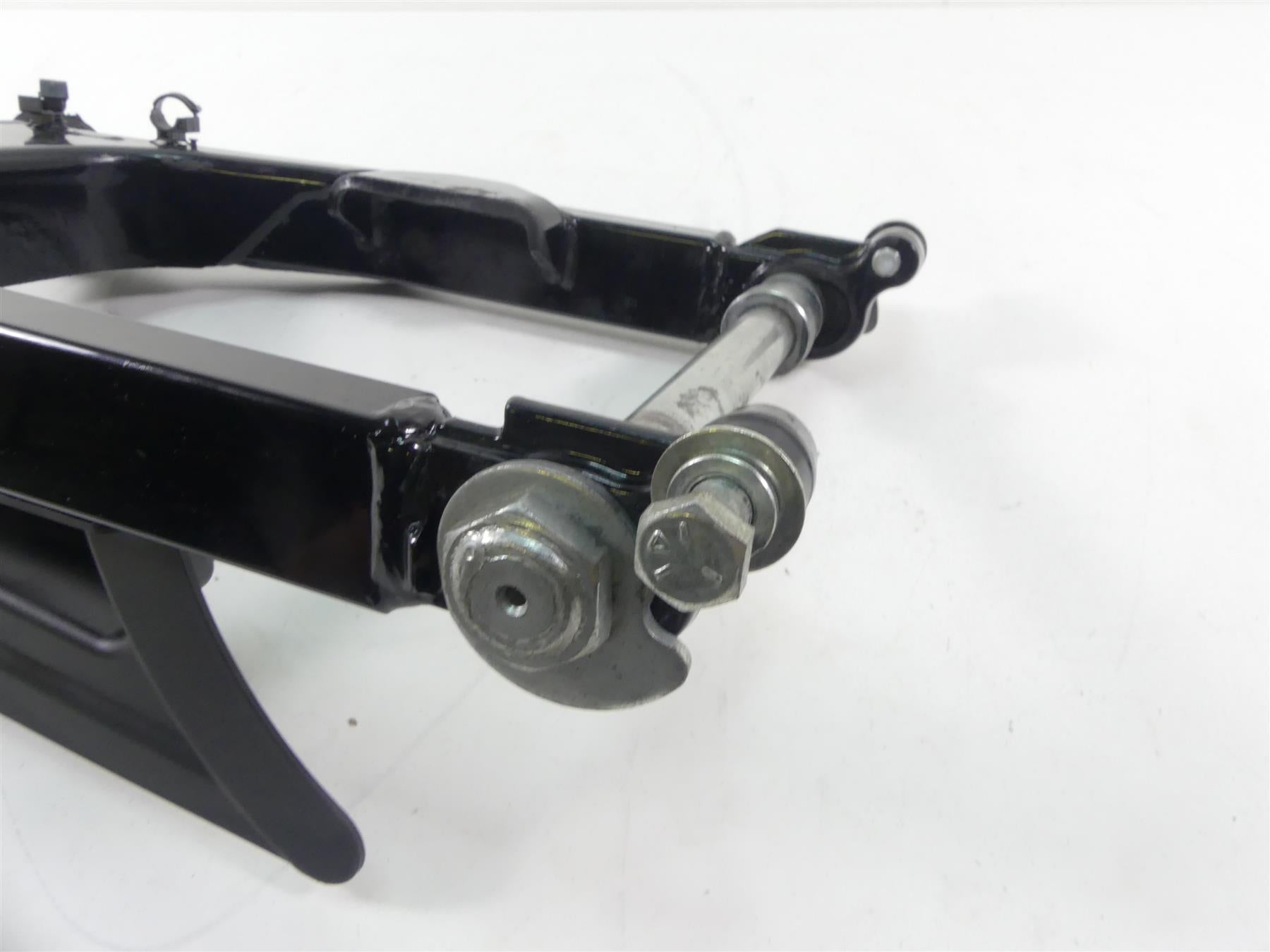 2004 Harley FLHTC SE CVO Electra Glide Rear Swing Arm Swingarm + Axle 45470-02 {{ shop.shopifyCountryName }} - Mototech271