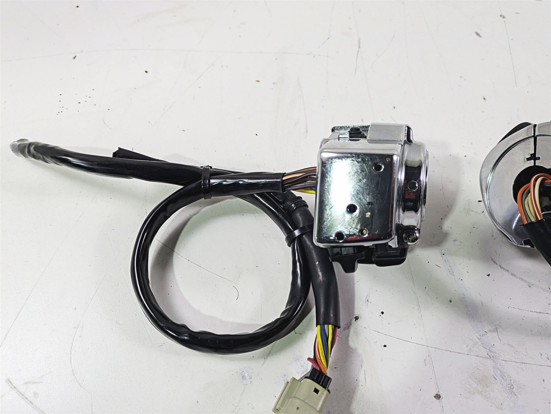 2007 Harley Touring FLHTCU SE CVO E-Glide Chrome Hand Control Switches 71682-06A {{ shop.shopifyCountryName }} - Mototech271