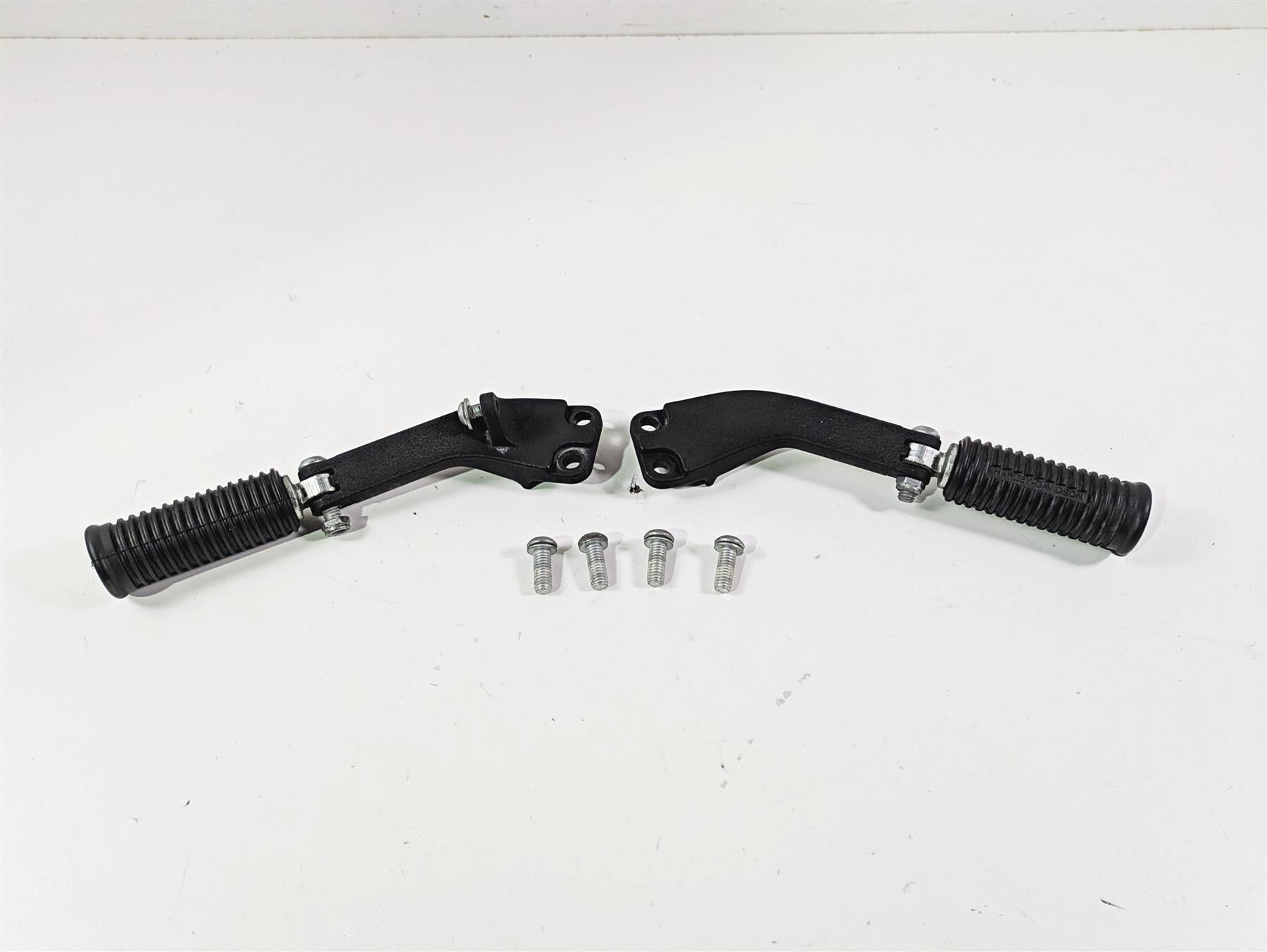 2016 Harley FXDF Dyna Fat Bob Rear Passenger Footpeg Set 49230-06 49224-06A