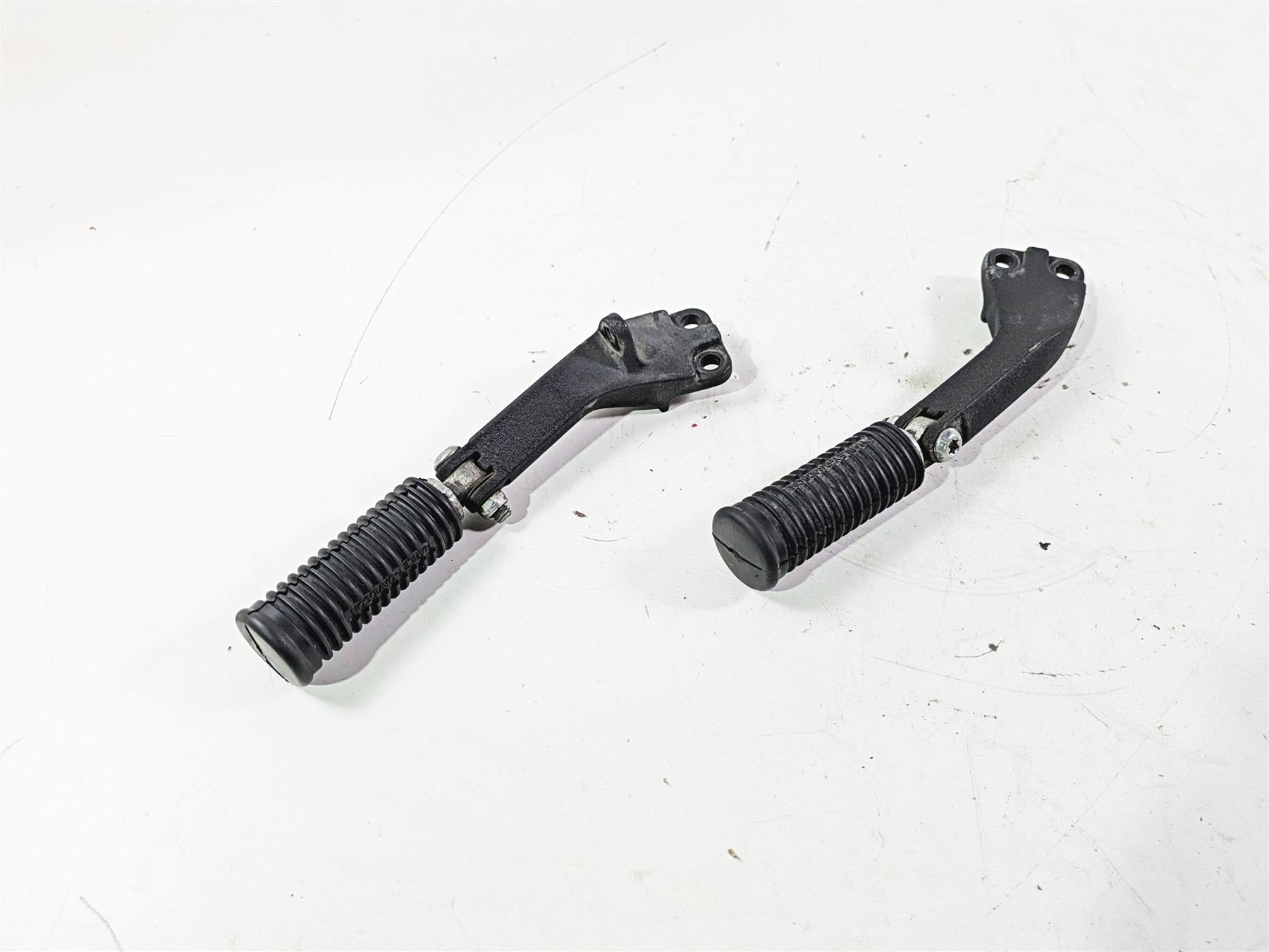 2011 Harley FXDC Dyna Super Glide Rear Passenger Footpeg Set 49224-06A 49230-06 {{ shop.shopifyCountryName }} - Mototech271