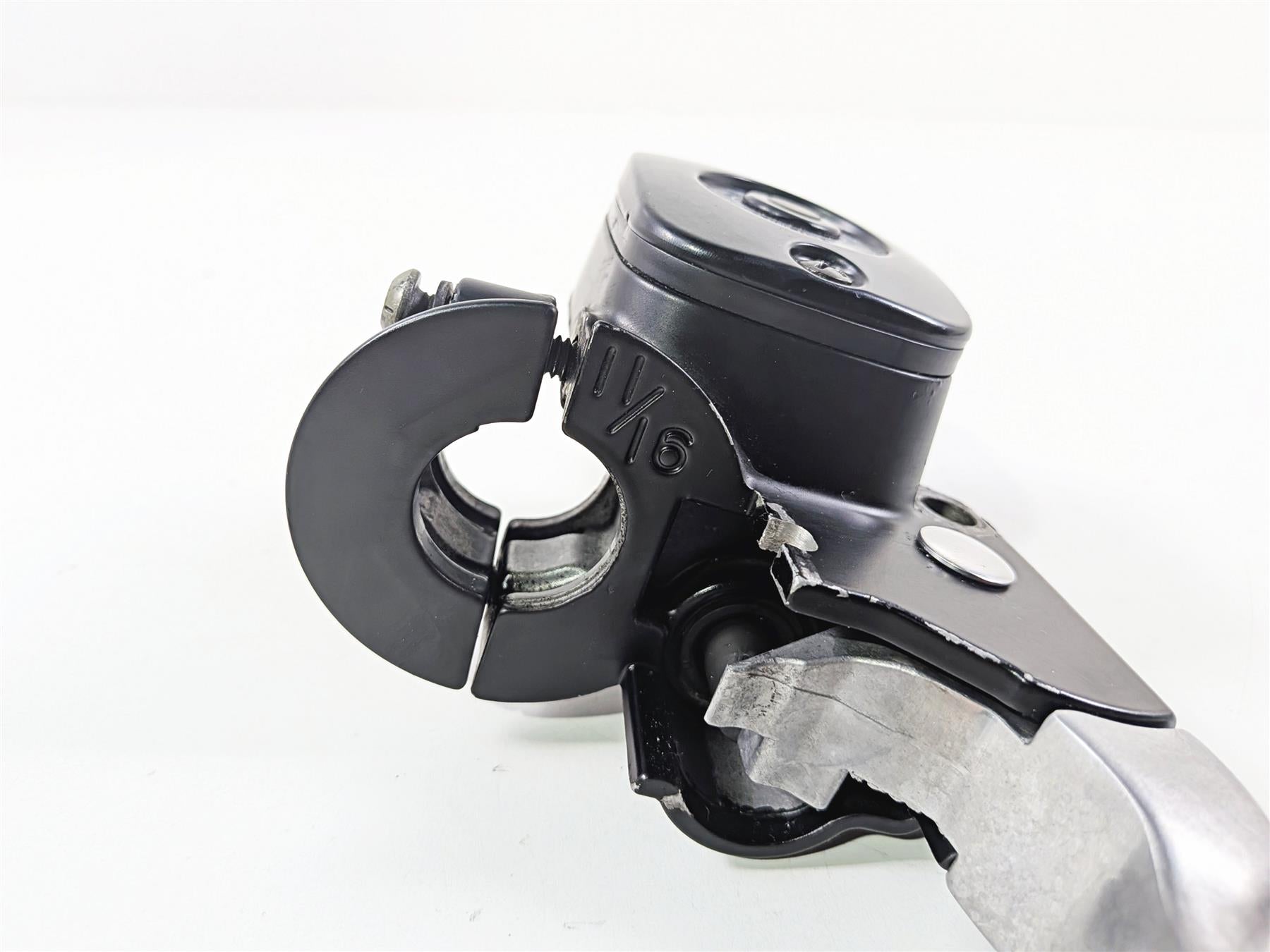 2004 Harley Touring FLTRI Road Glide Front Brake Master Cylinder 11/16 41700737-Mototech271