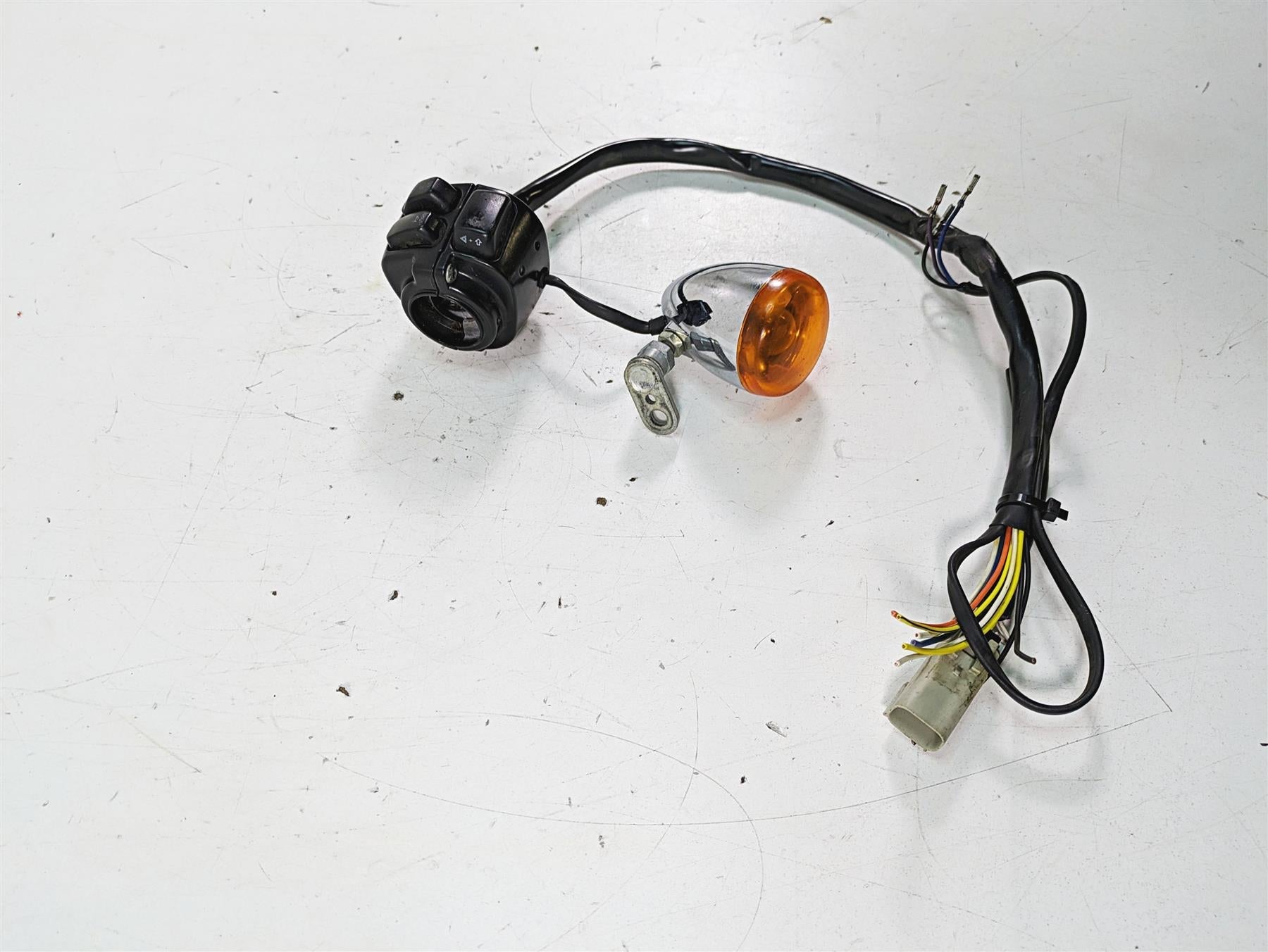 2009 Harley FXCWC Softail Rocker C Left Control Switch Blinker - Read 71682-06 {{ shop.shopifyCountryName }} - Mototech271