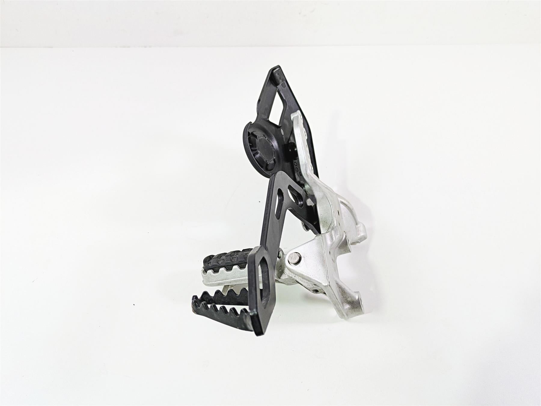2024 Triumph Tiger 900 GT Right Front Footpeg & Brake Pedal T2082358 T2021653 {{ shop.shopifyCountryName }} - Mototech271