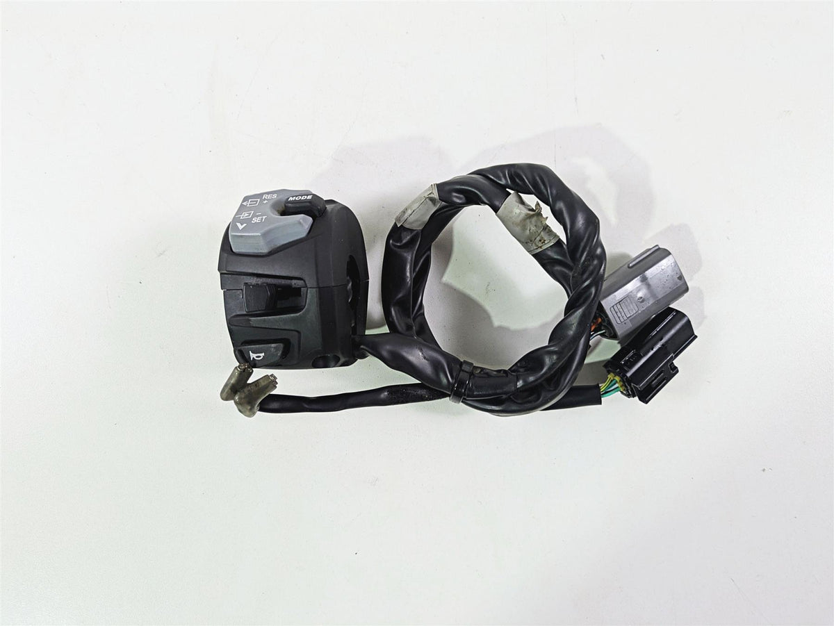 2023 Suzuki GSX1300 RR Hayabusa Left Blinker Control Switch - Read 37400-10L01 {{ shop.shopifyCountryName }} - Mototech271