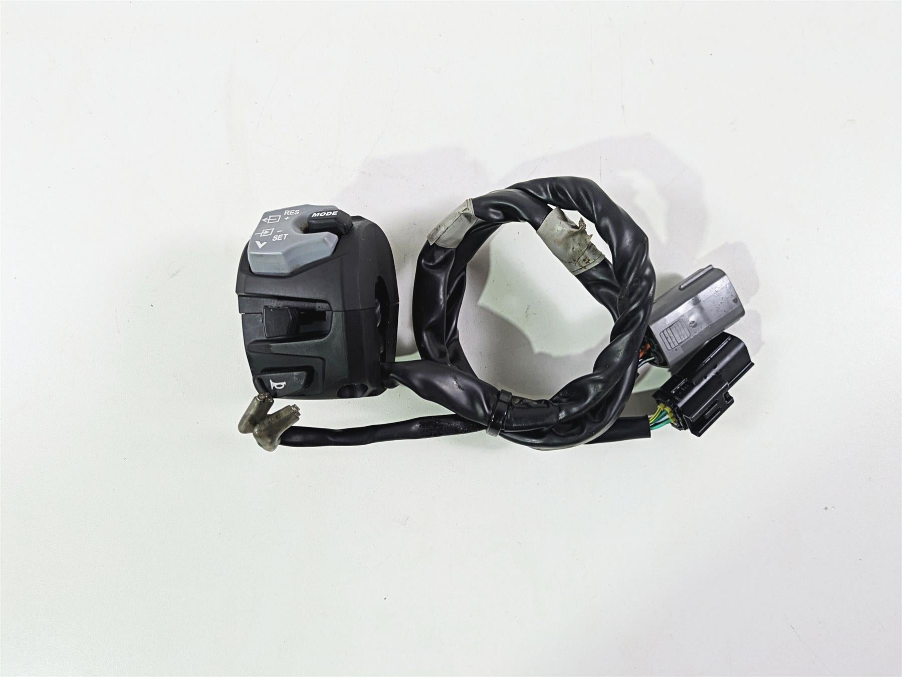2023 Suzuki GSX1300 RR Hayabusa Left Blinker Control Switch - Read 37400-10L01 {{ shop.shopifyCountryName }} - Mototech271