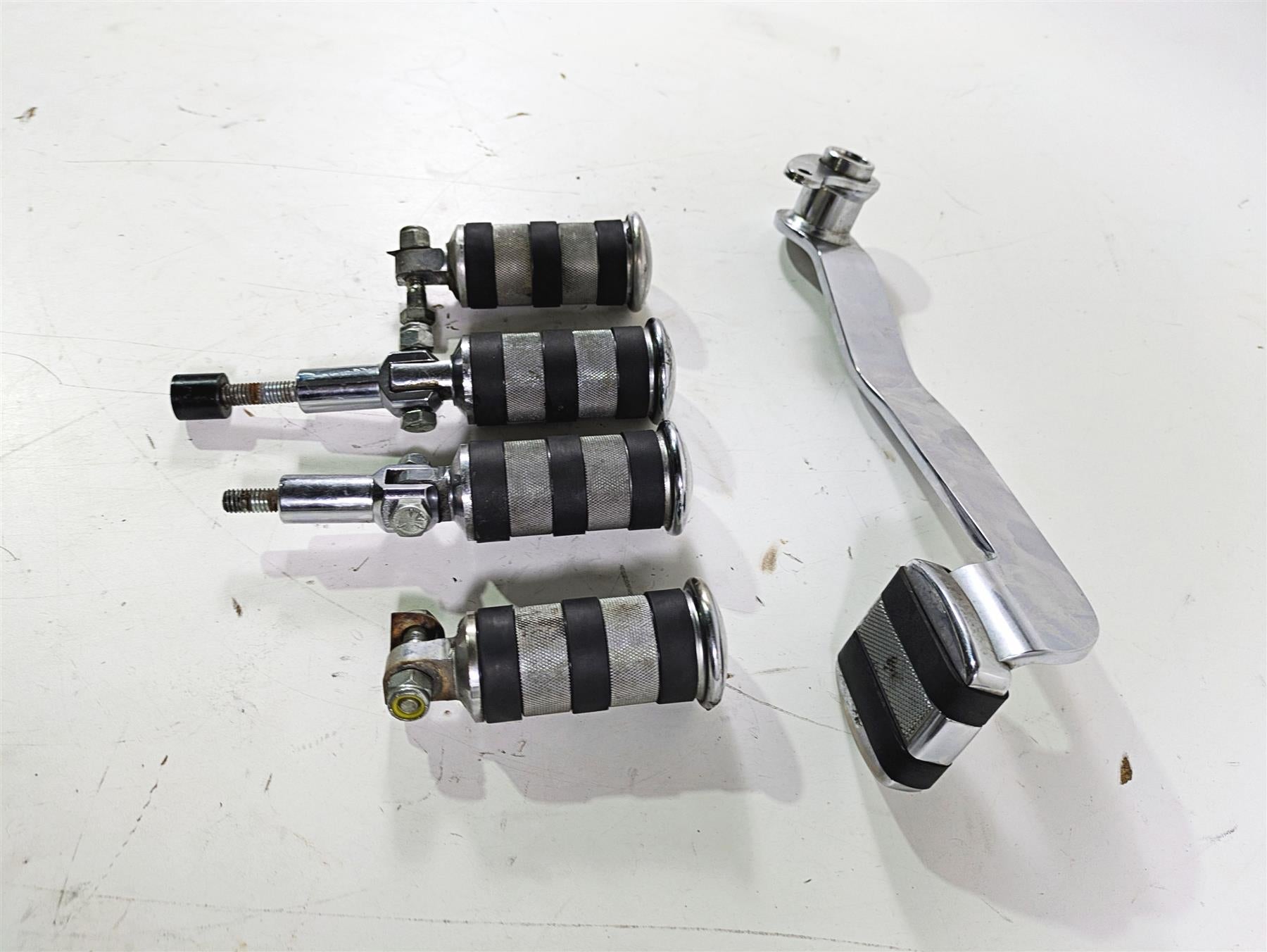 2003 Harley Softail FXSTDI Deuce 100th Brake Pedal & Footpeg Foot Peg Rest Set {{ shop.shopifyCountryName }} - Mototech271