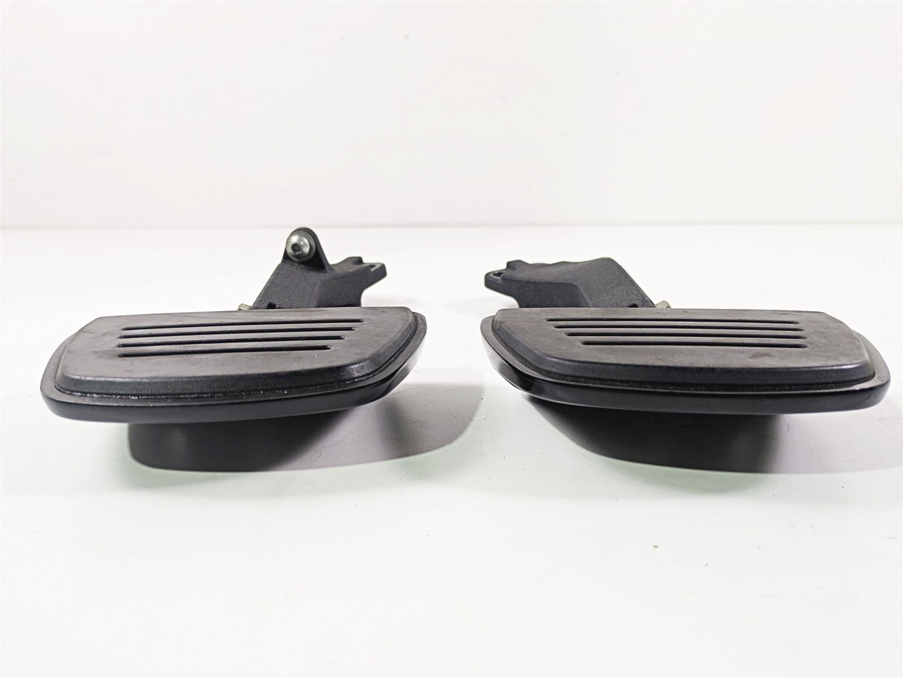 2009 Harley FXDC Dyna Super Glide Passenger Floorboard + Mount Set 49230-06 {{ shop.shopifyCountryName }} - Mototech271