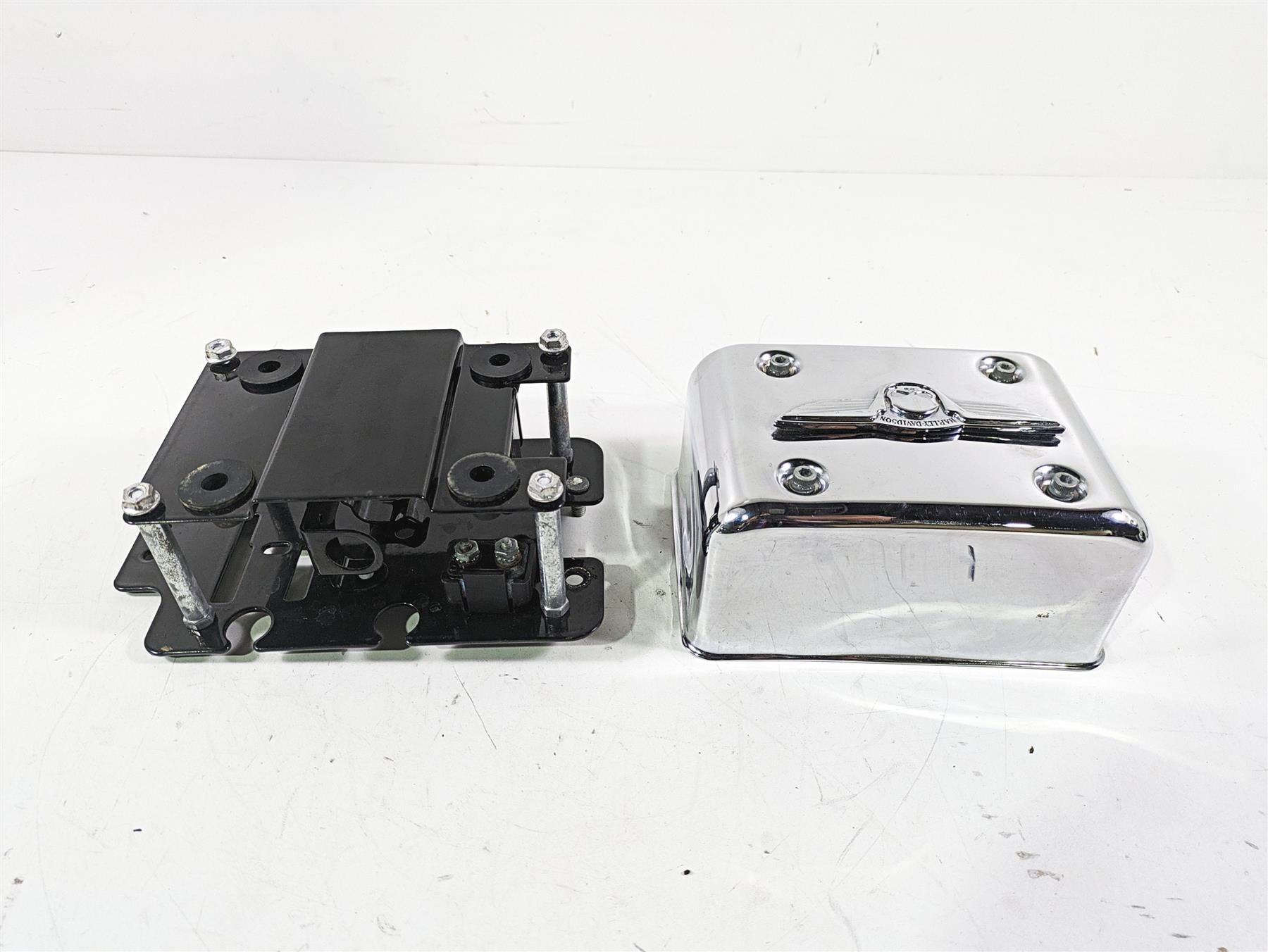 2003 Harley Dyna FXDL Low Rider 100TH Electrical Box Carrier & Cover 66333-99 {{ shop.shopifyCountryName }} - Mototech271