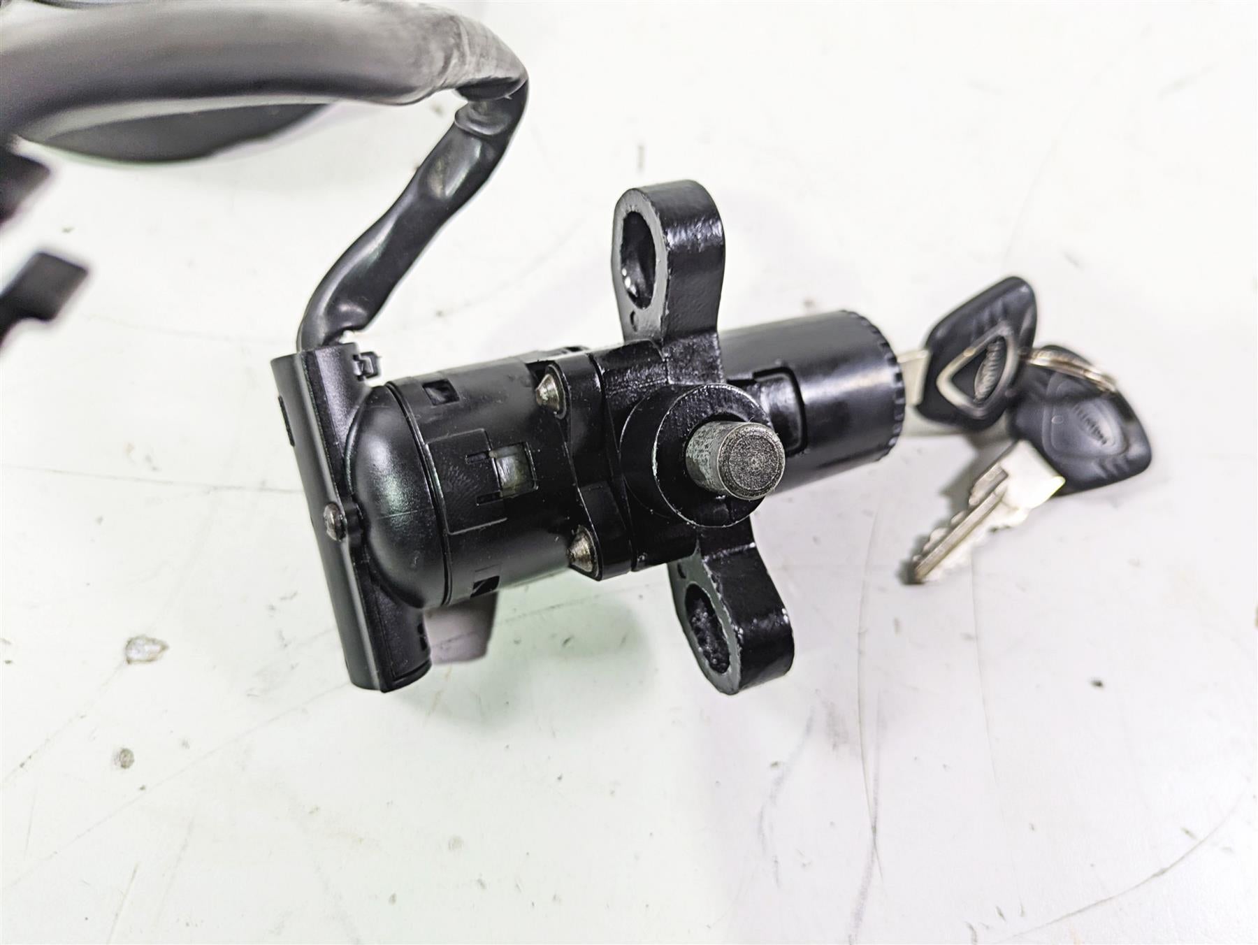 2012 Triumph Daytona 675 Ignition Switch Key Lock Tank Cap Set T2507563 {{ shop.shopifyCountryName }} - Mototech271