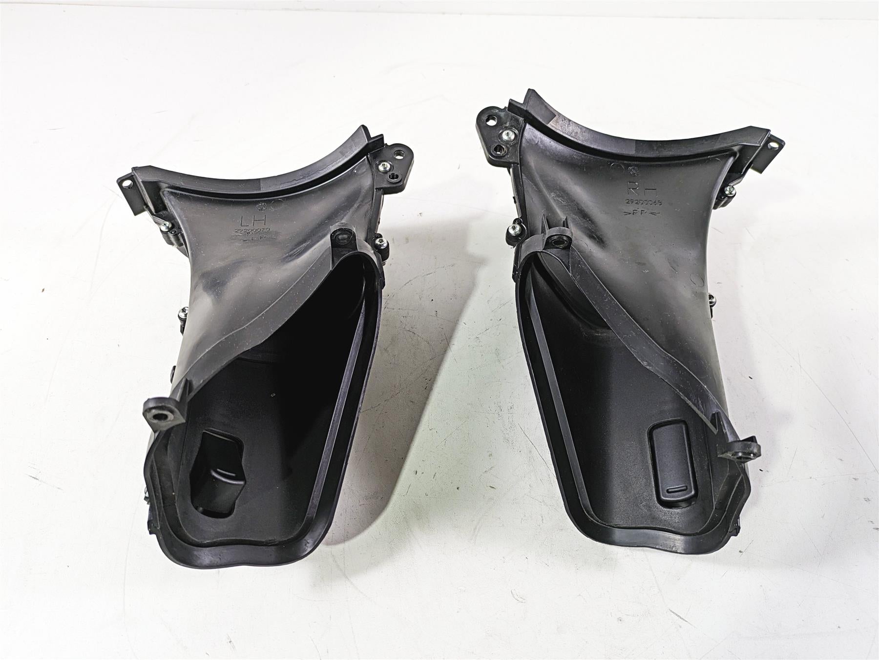 2017 Harley Touring FLTRXS Road Glide Front Air Inlet Duct Set 29200072 {{ shop.shopifyCountryName }} - Mototech271