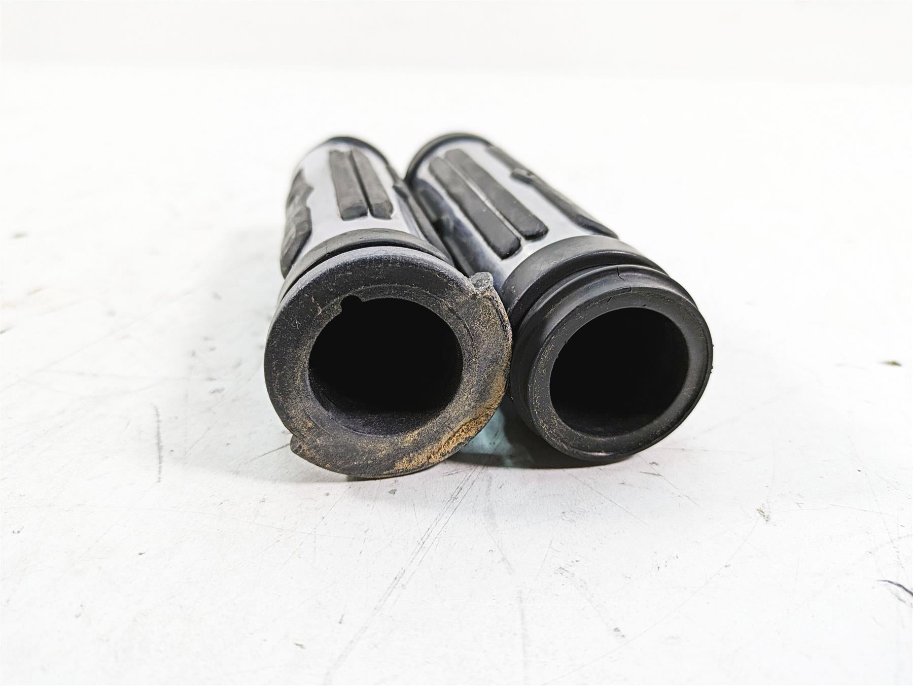 2008 Harley FLHTCU Electra Glide Oem Chrome Rubber Hand Grip Set 56246-08 {{ shop.shopifyCountryName }} - Mototech271