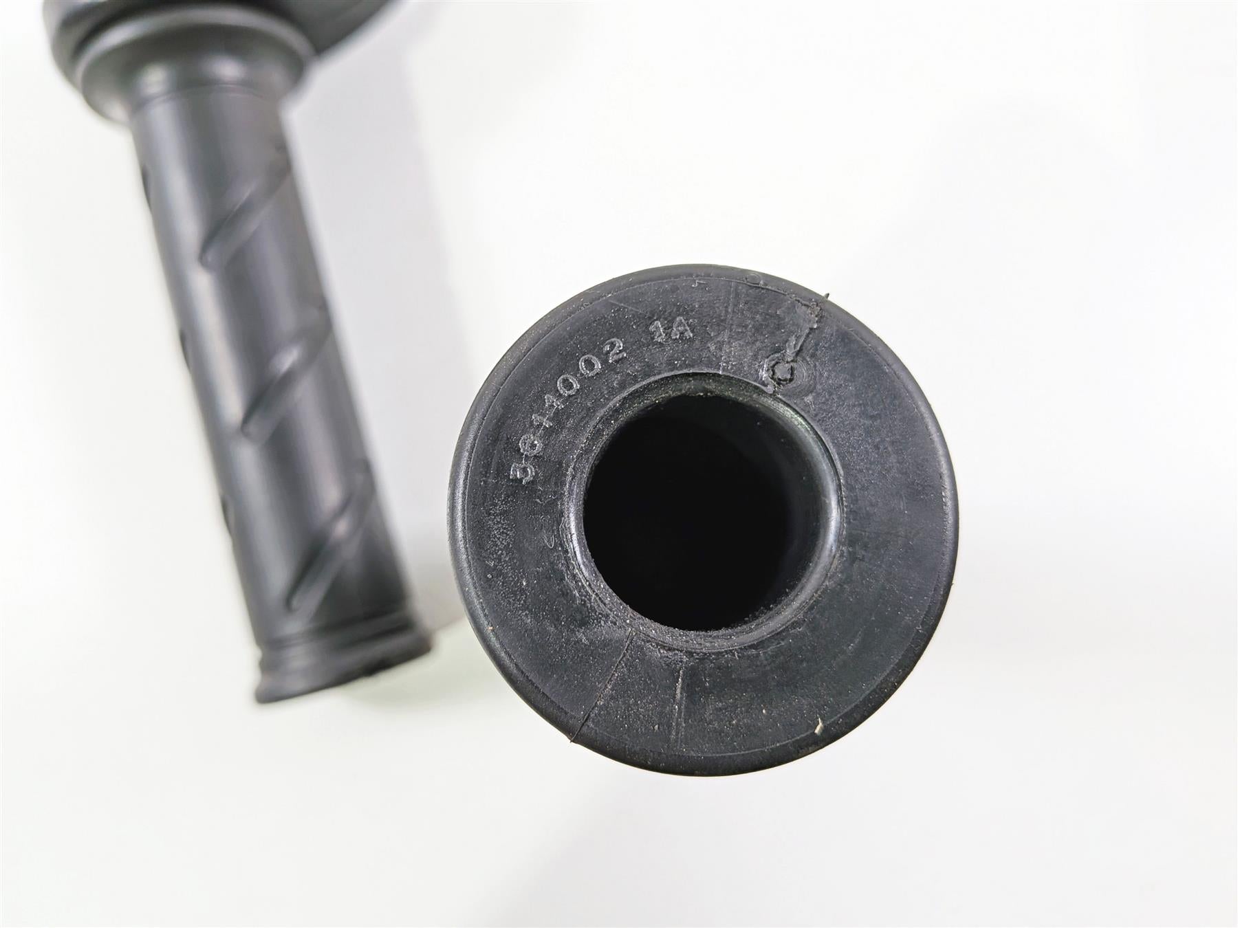 2011 Ducati Streetfighter 1098 S Throttle Handle & Grip Set 65420161A {{ shop.shopifyCountryName }} - Mototech271