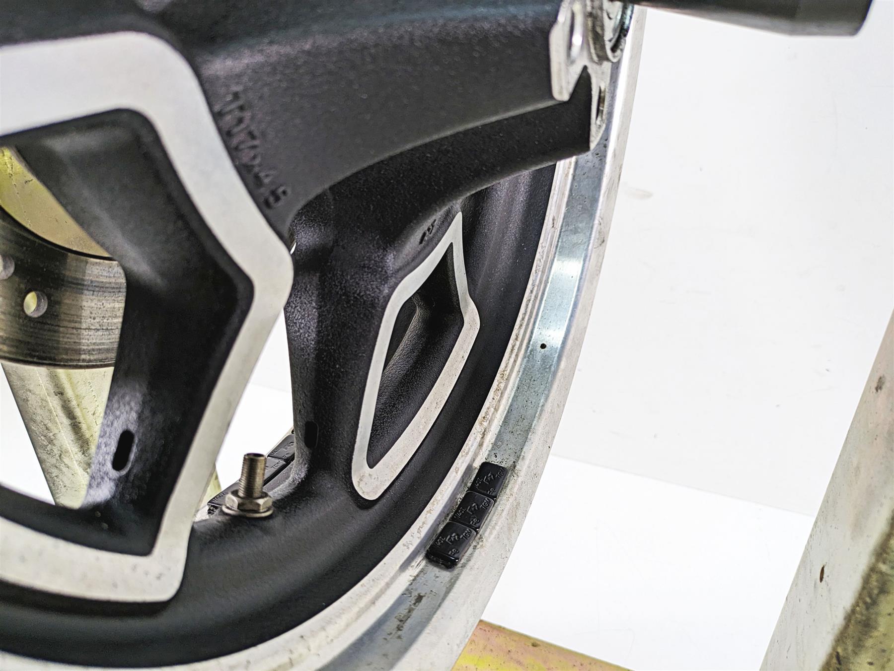 2015 Harley FXDL Dyna Low Rider Straight 17x4.5 Cast Rear Wheel Rim 40900289 {{ shop.shopifyCountryName }} - Mototech271