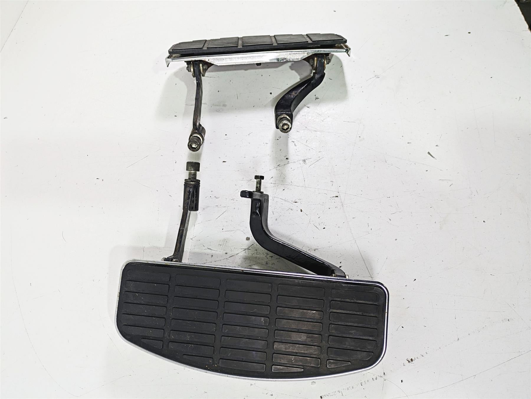 2003 Harley Touring FLHTCUI 100TH E-Glide Floorboards + Brake Lever Set 50622-83 {{ shop.shopifyCountryName }} - Mototech271
