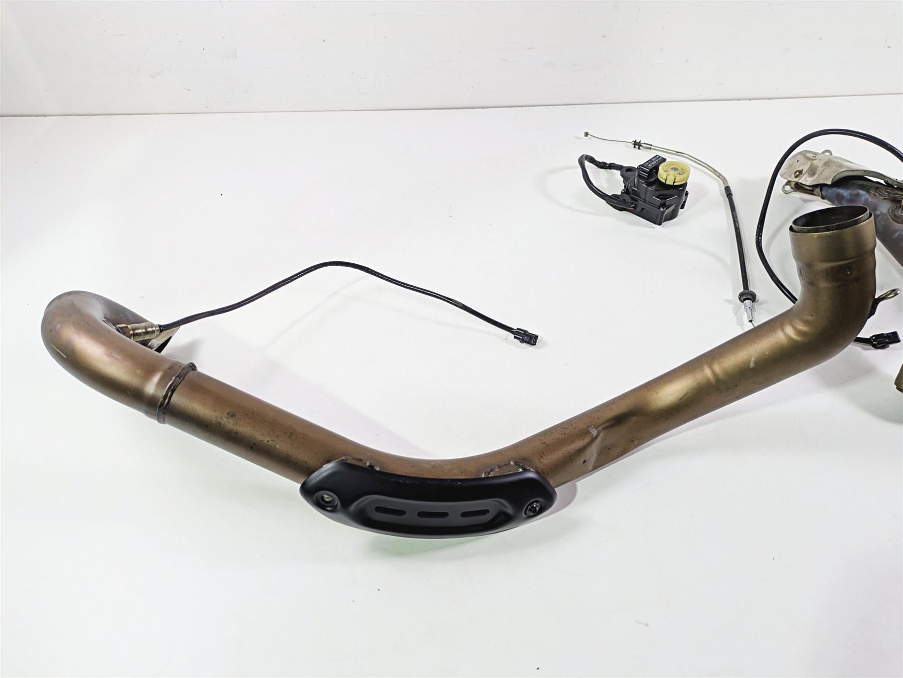 2022 Ducati Hypermotard 950 Exhaust Chamber & Header & Servo 57212111A {{ shop.shopifyCountryName }} - Mototech271