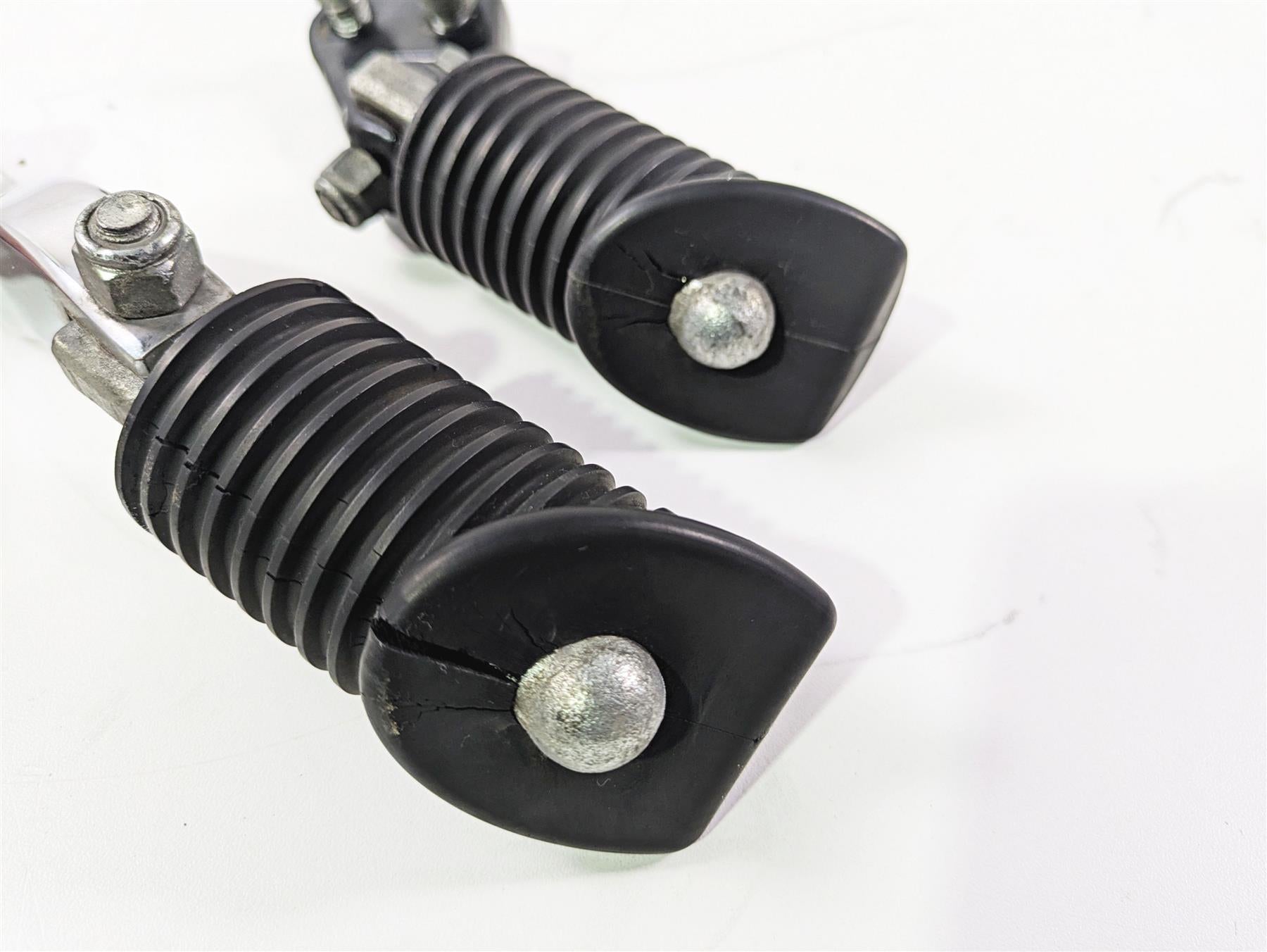 1999 Harley Dyna FXDL Low Rider Passenger Footpeg Set + Mount 49165-90 52740-94A {{ shop.shopifyCountryName }} - Mototech271