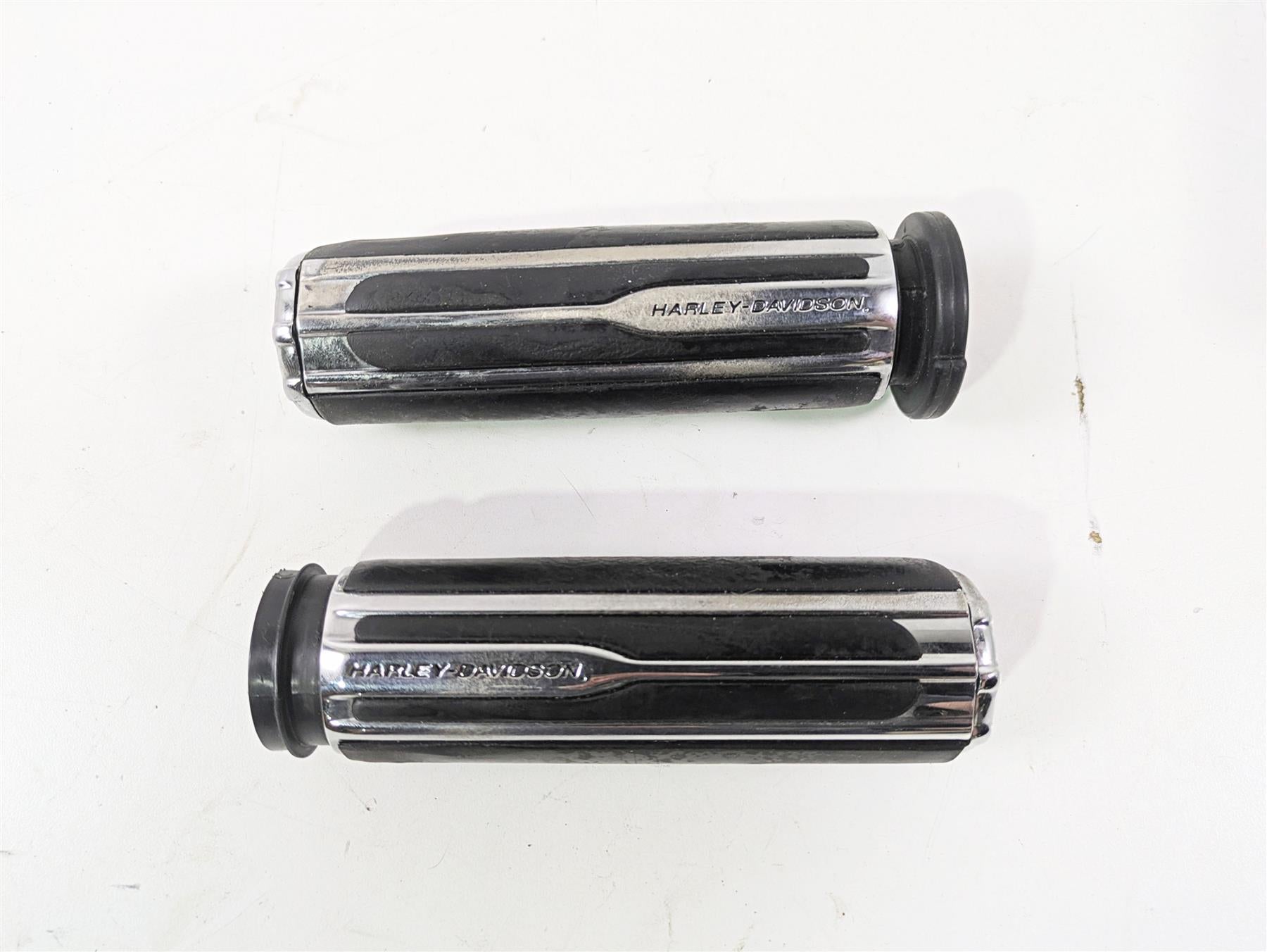 2010 Harley Touring FLHXSE CVO Street Glide Left Right Throttle Grips  55936-09