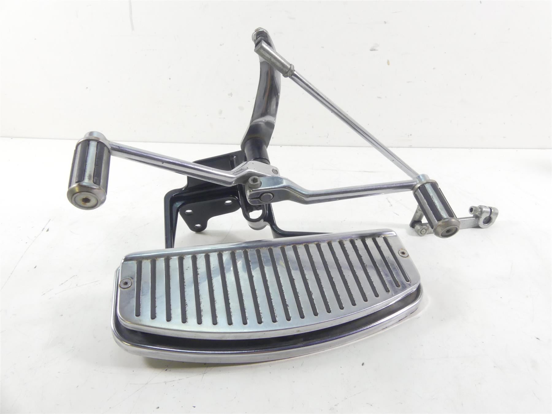 2005 Harley Softail FLSTSC Heritage Springer Left Front Floorboard 33630-00 {{ shop.shopifyCountryName }} - Mototech271