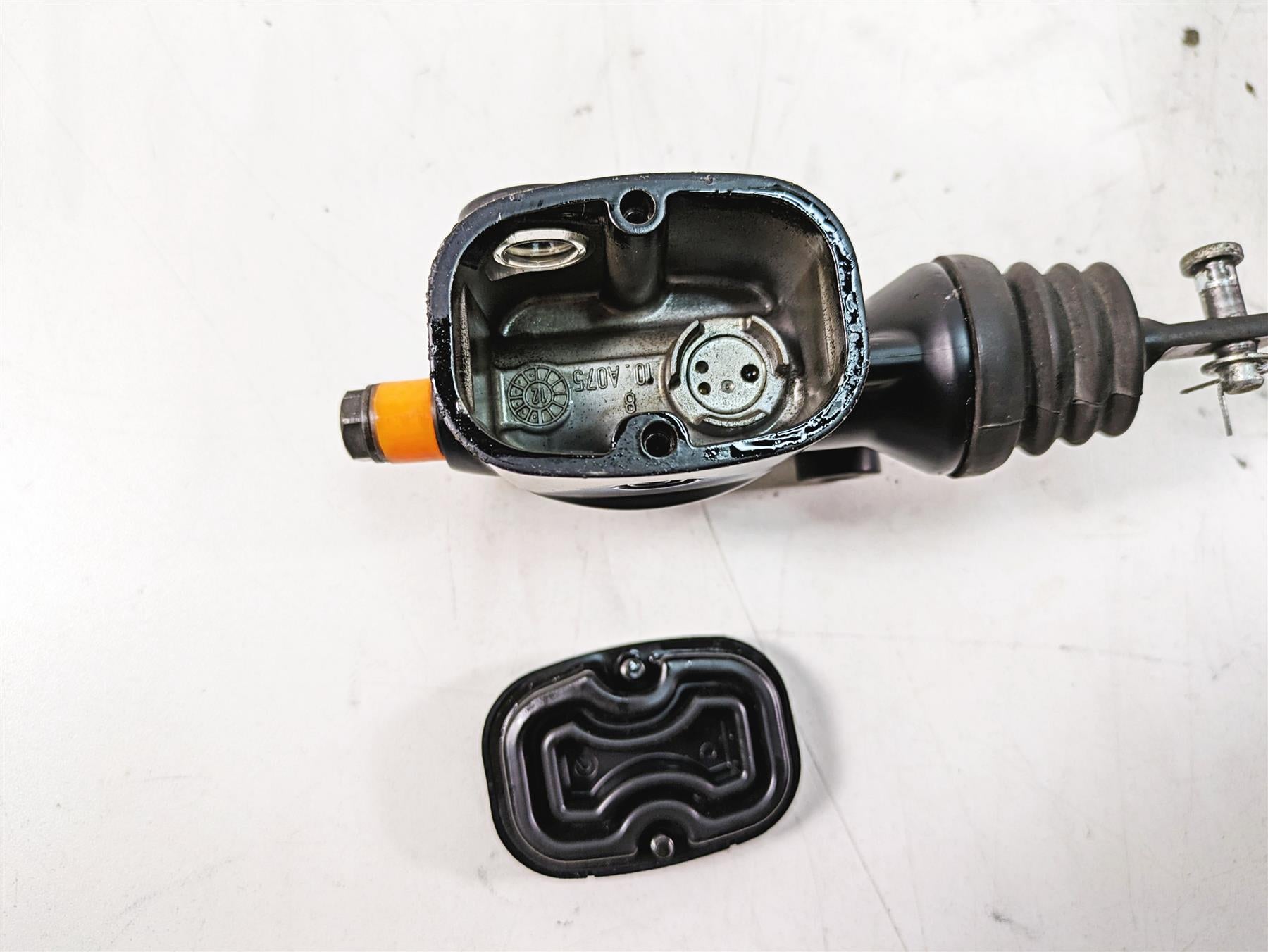 2013 Harley Touring FLHX Street Glide Rear Brake Master Cylinder 41763-08C {{ shop.shopifyCountryName }} - Mototech271