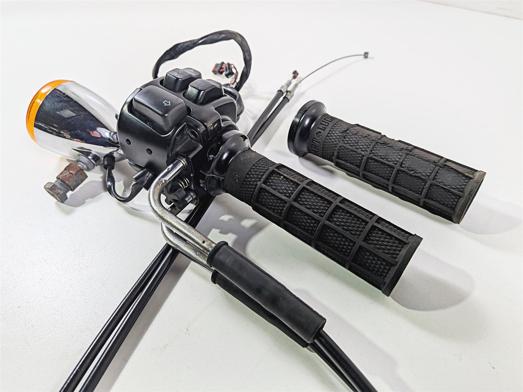 2014 Harley FXDL Dyna Low Rider Right Hand Control Switch + Blinker 72944-12 {{ shop.shopifyCountryName }} - Mototech271