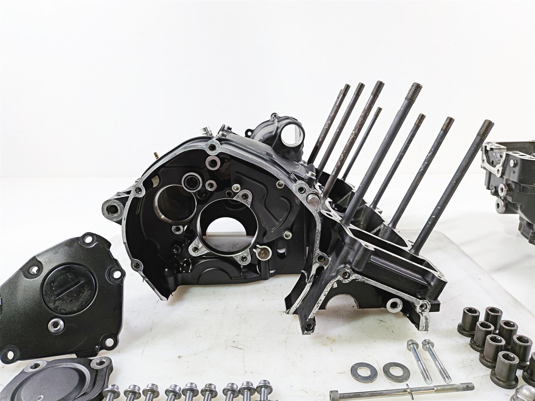 2008 Yamaha YZF R1 RN19 Engine Crank Case Set N516E 4C8-15100-00-00 4C8-15100-19 {{ shop.shopifyCountryName }} - Mototech271