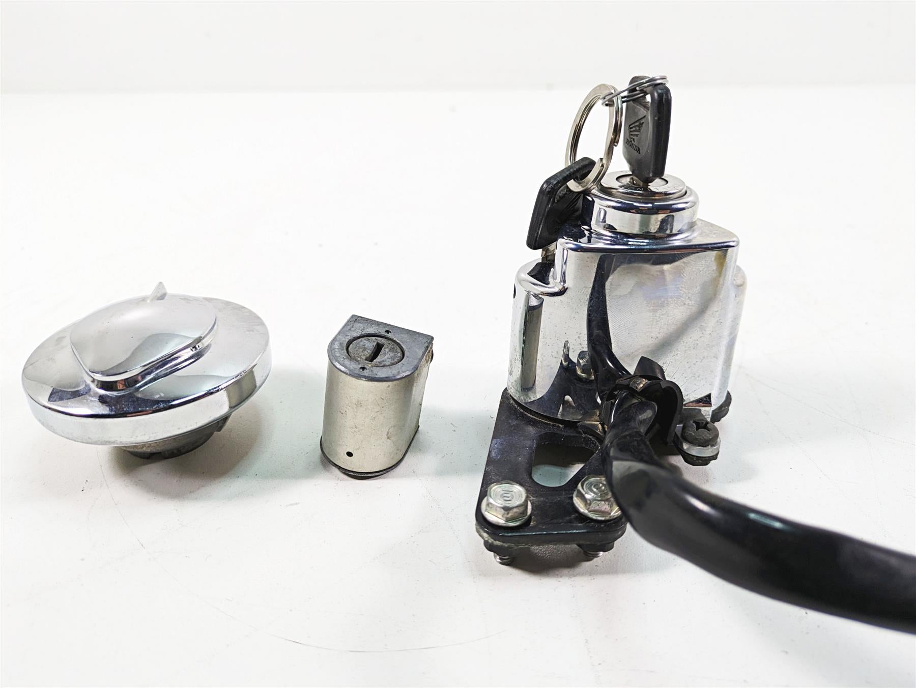 2006 Honda V-Twin VTX1300 R Ignition Switch Key Lock Tank Cap Set 35010-MEA-740 {{ shop.shopifyCountryName }} - Mototech271