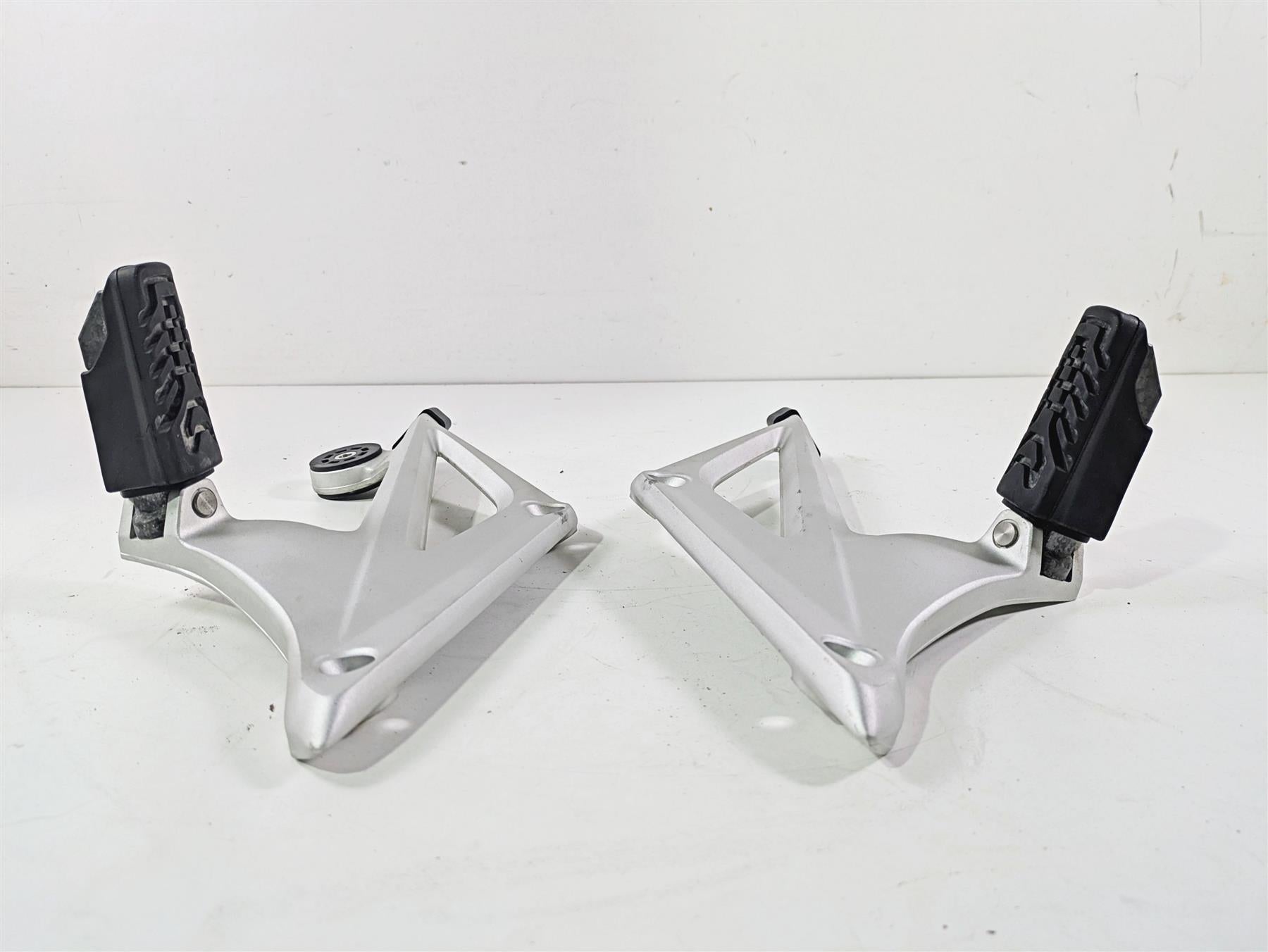 2016 BMW R1200RT K52 Rear Passenger Foot Peg Set 46718534789 46718534790 {{ shop.shopifyCountryName }} - Mototech271