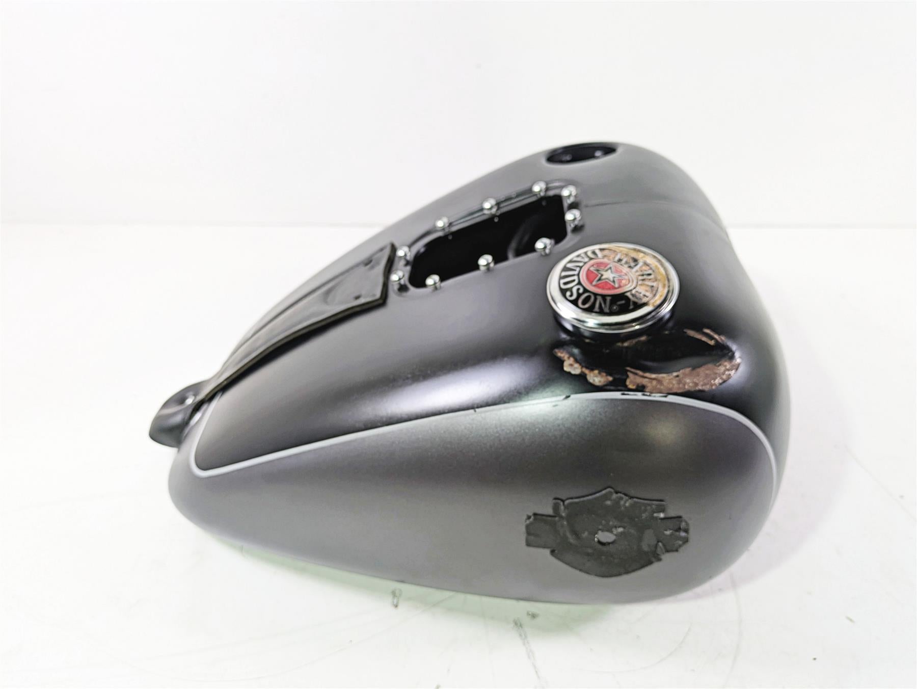 2017 Harley FLS Softail Slim Two Tone Fuel Tank - Dented - Read 61625-11 {{ shop.shopifyCountryName }} - Mototech271