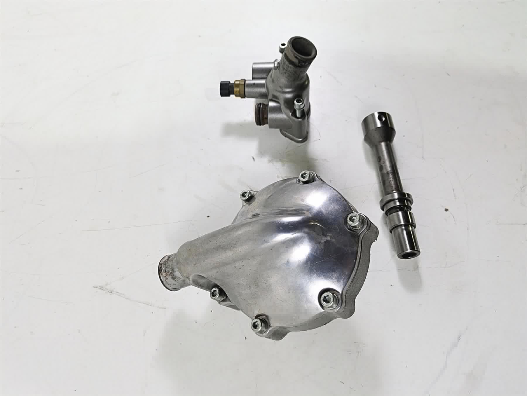 2010 Harley VRSCF Muscle Rod Waterpump Water Pump Housing Set 26750-01KA {{ shop.shopifyCountryName }} - Mototech271