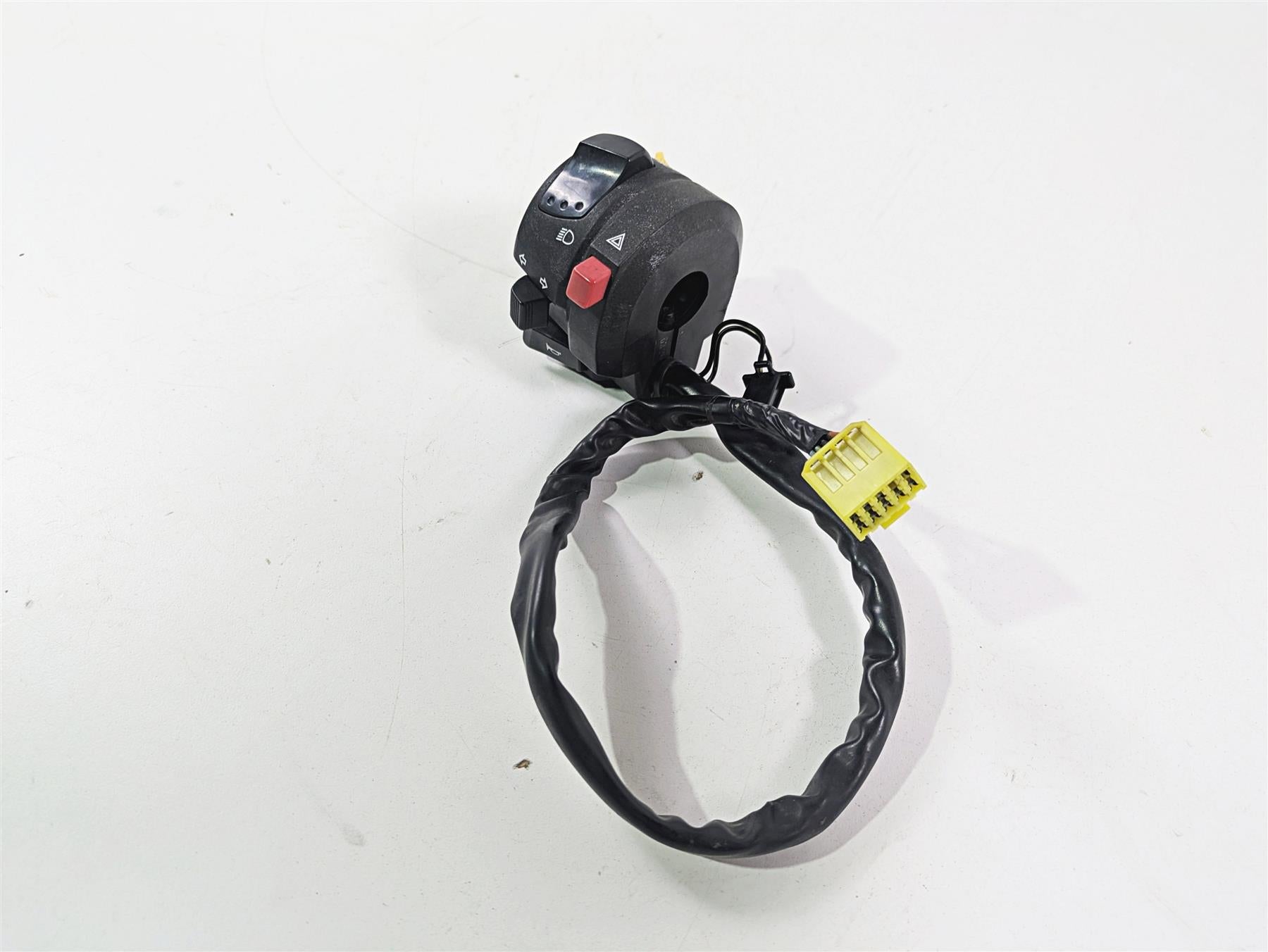 2006 Suzuki GSXR1000 K6 Left Hand Light Control Switch 37400-29G10 37400-29G12 {{ shop.shopifyCountryName }} - Mototech271