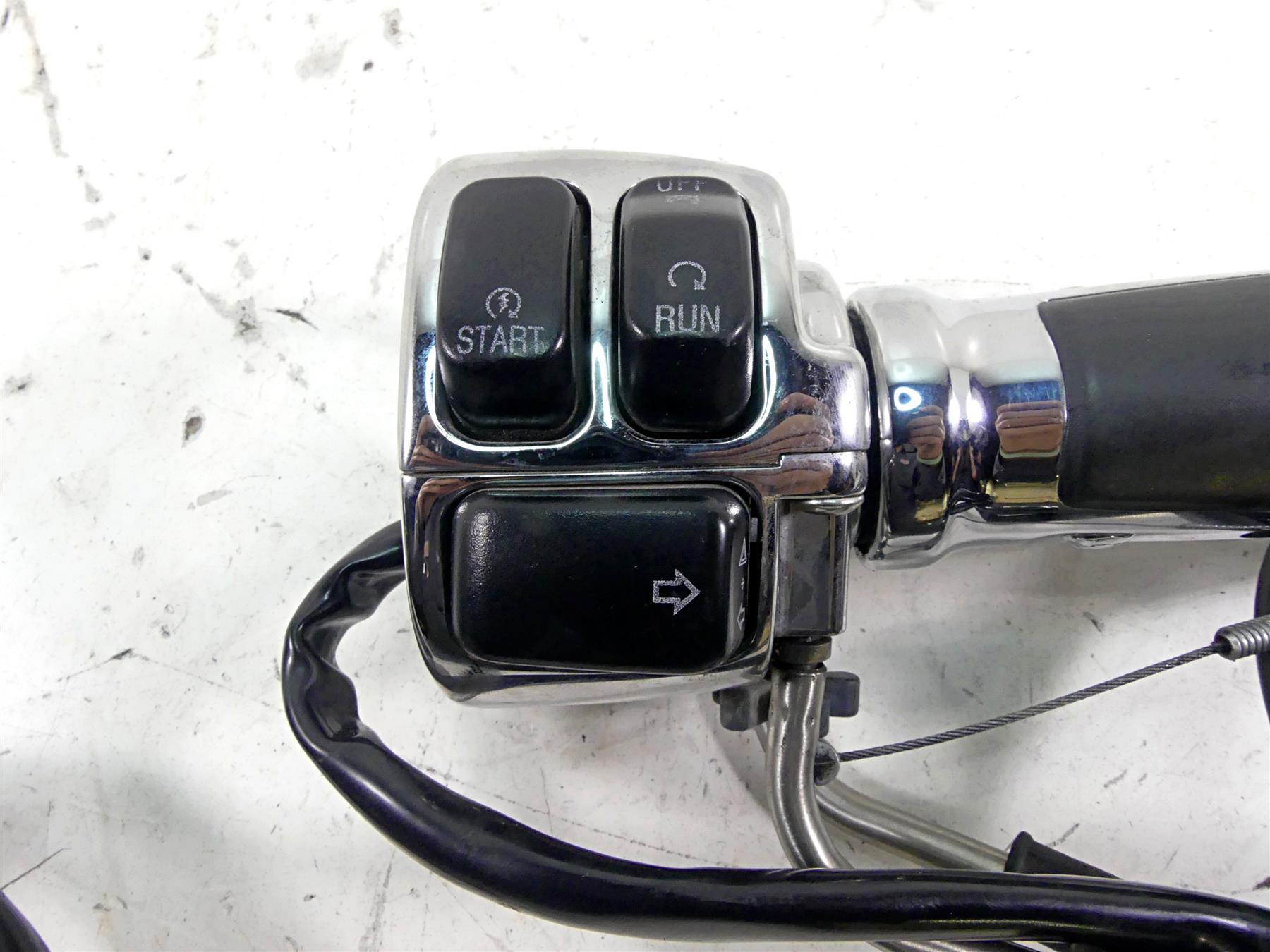 2006 Harley Softail FXSTSI Springer Chrome R+L Hand Control Switches 71685-06A {{ shop.shopifyCountryName }} - Mototech271