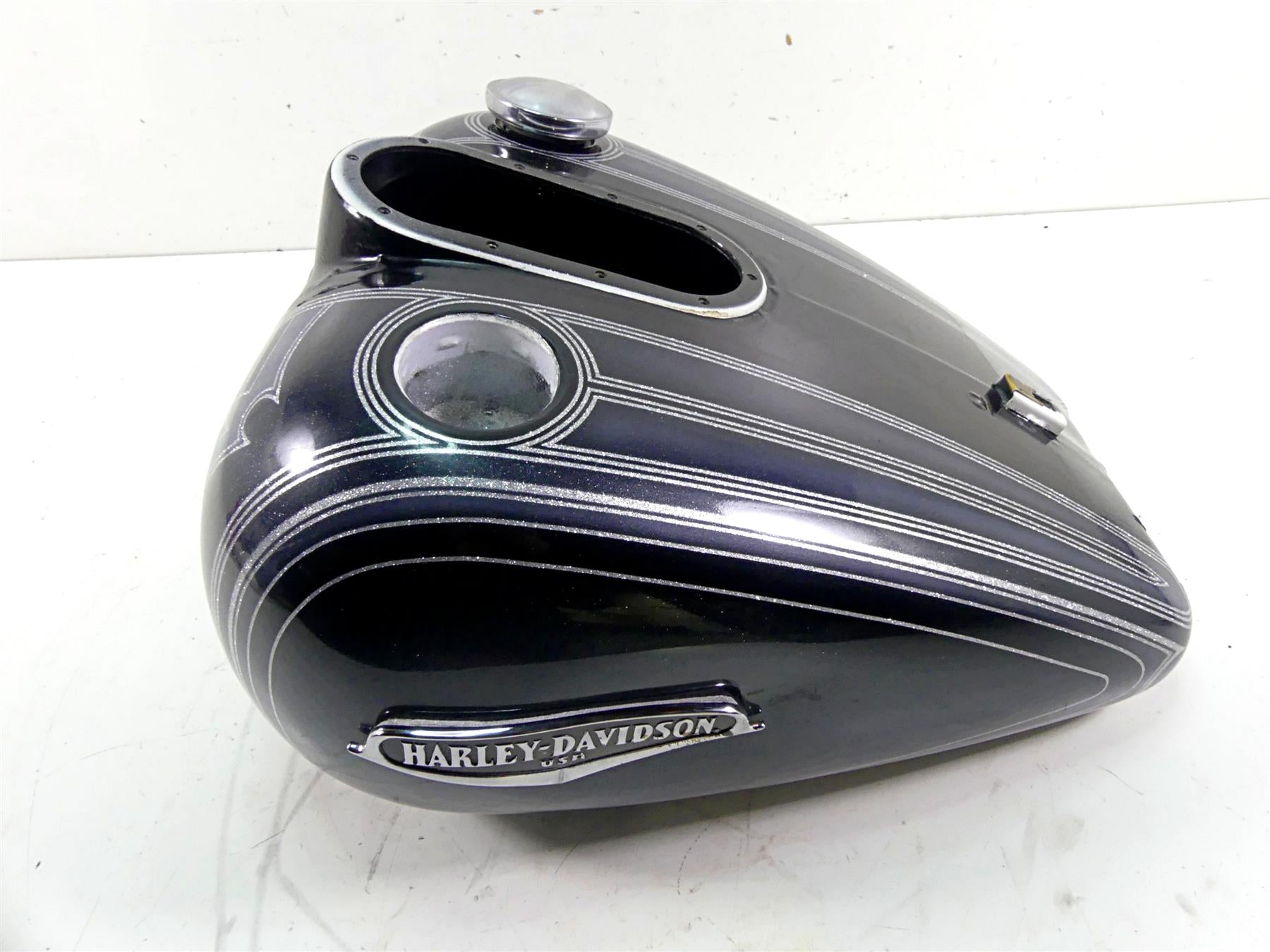 2007 Harley Touring FLHRC Road King Fuel Gas Petrol Tank - Read 61268-03 {{ shop.shopifyCountryName }} - Mototech271
