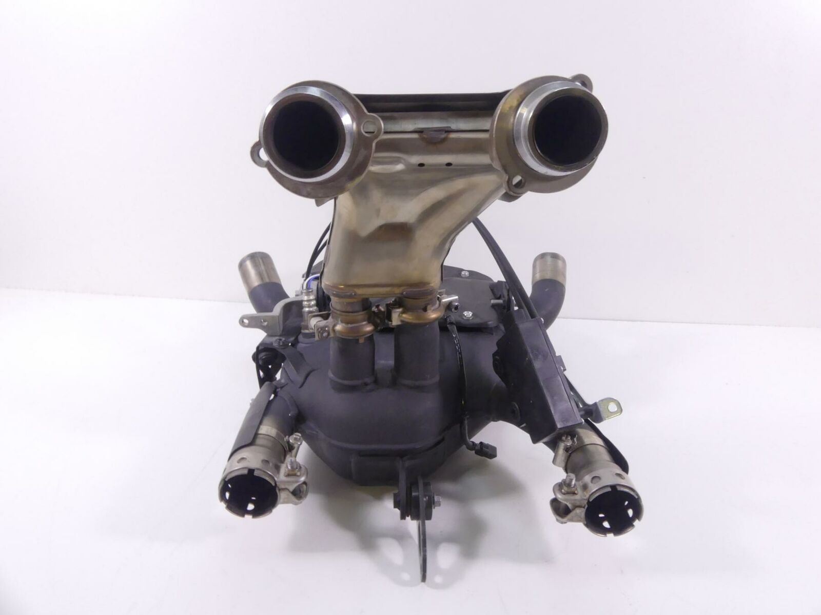 2019 Yamaha VMX17 V-Max 1700 Exhaust Chamber Header Manifold Pipe 2S3-14701-50-0 {{ shop.shopifyCountryName }} - Mototech271