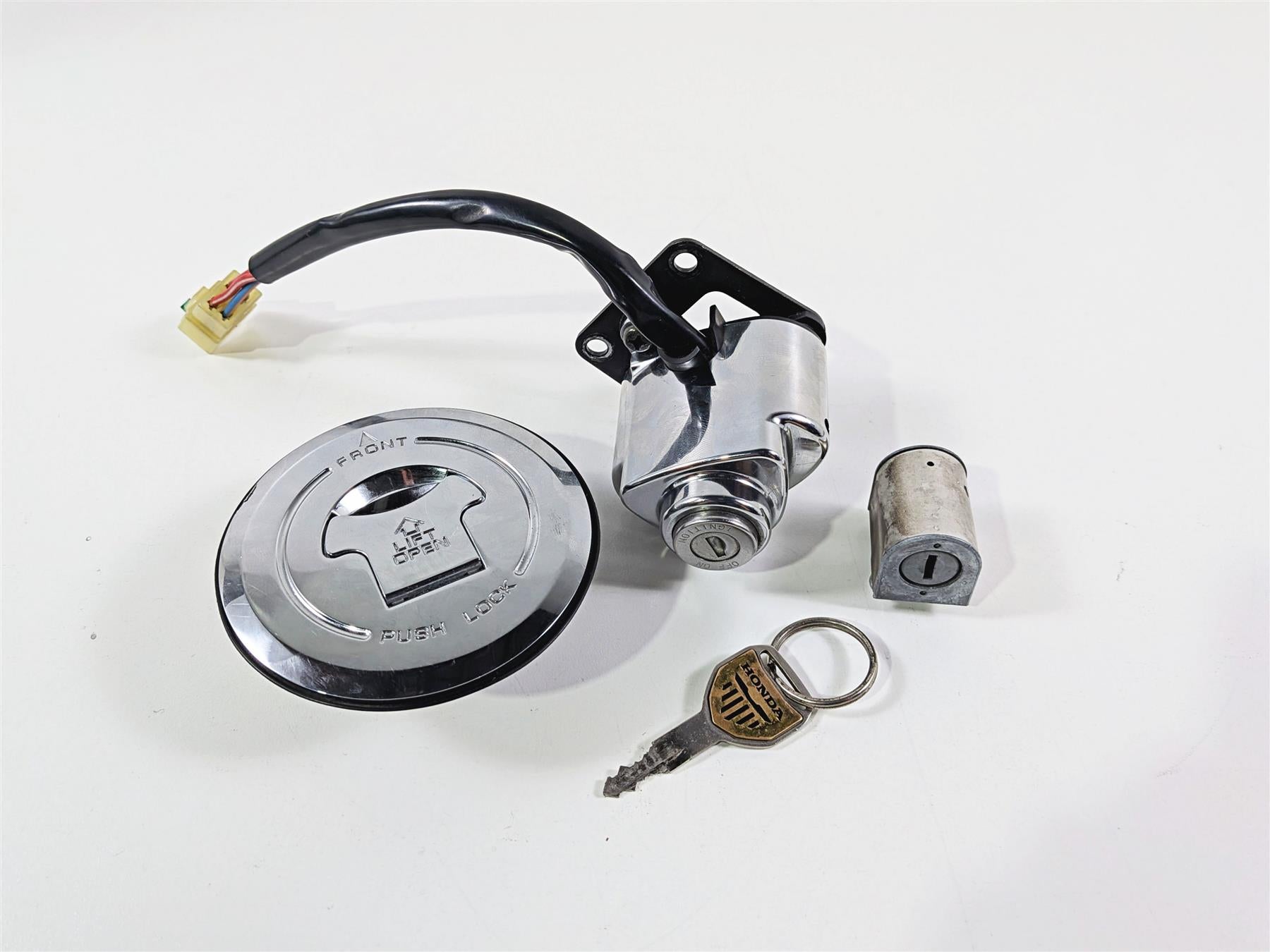 2003 Honda V-Twin VTX1800 C Ignition Switch Key Lock Tank Cap Set 35010-MCH-010 {{ shop.shopifyCountryName }} - Mototech271