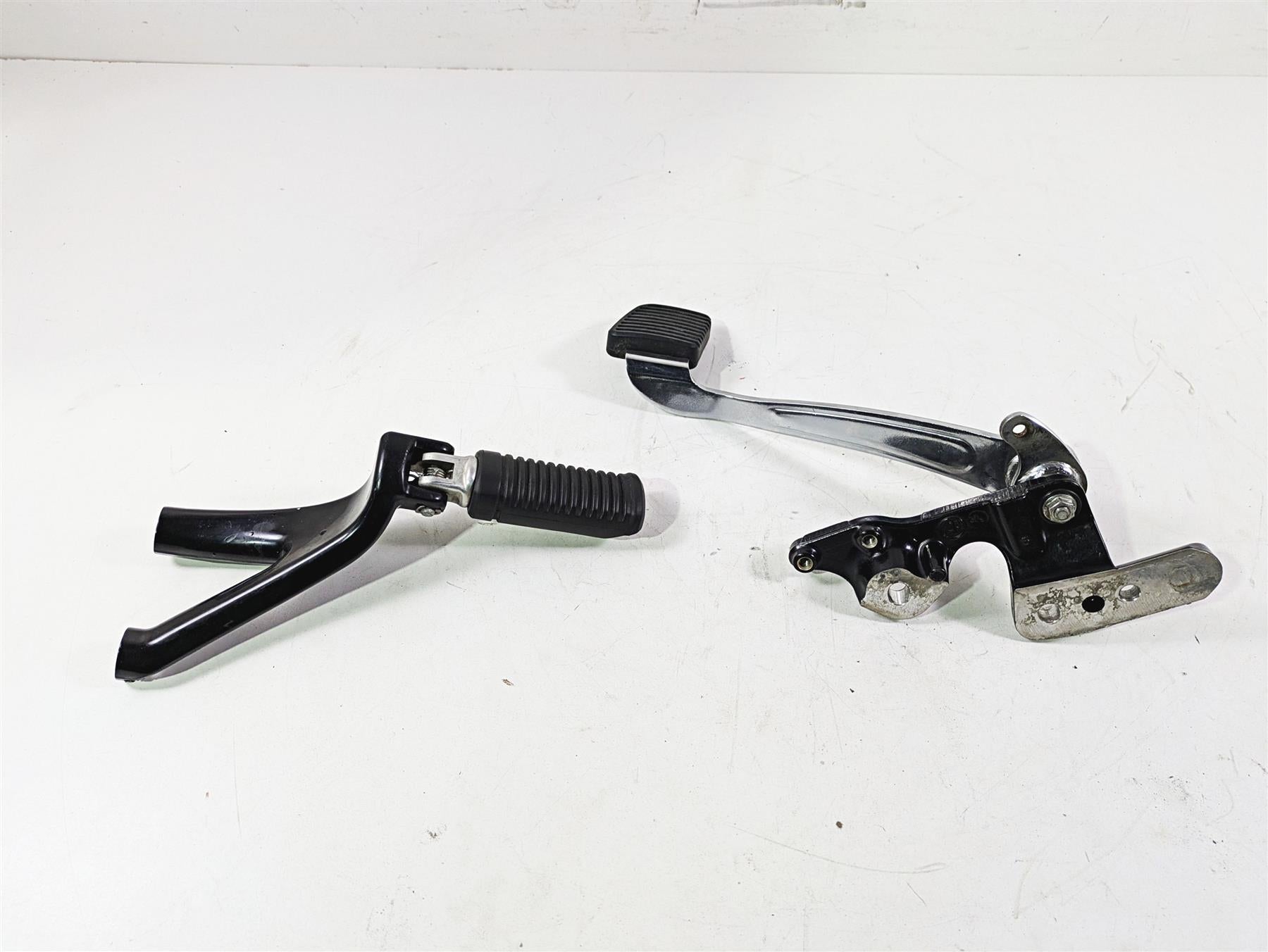 2018 Harley FXBR Softail Breakout Right Footpeg + Mount & Brake Pedal 50500746 {{ shop.shopifyCountryName }} - Mototech271