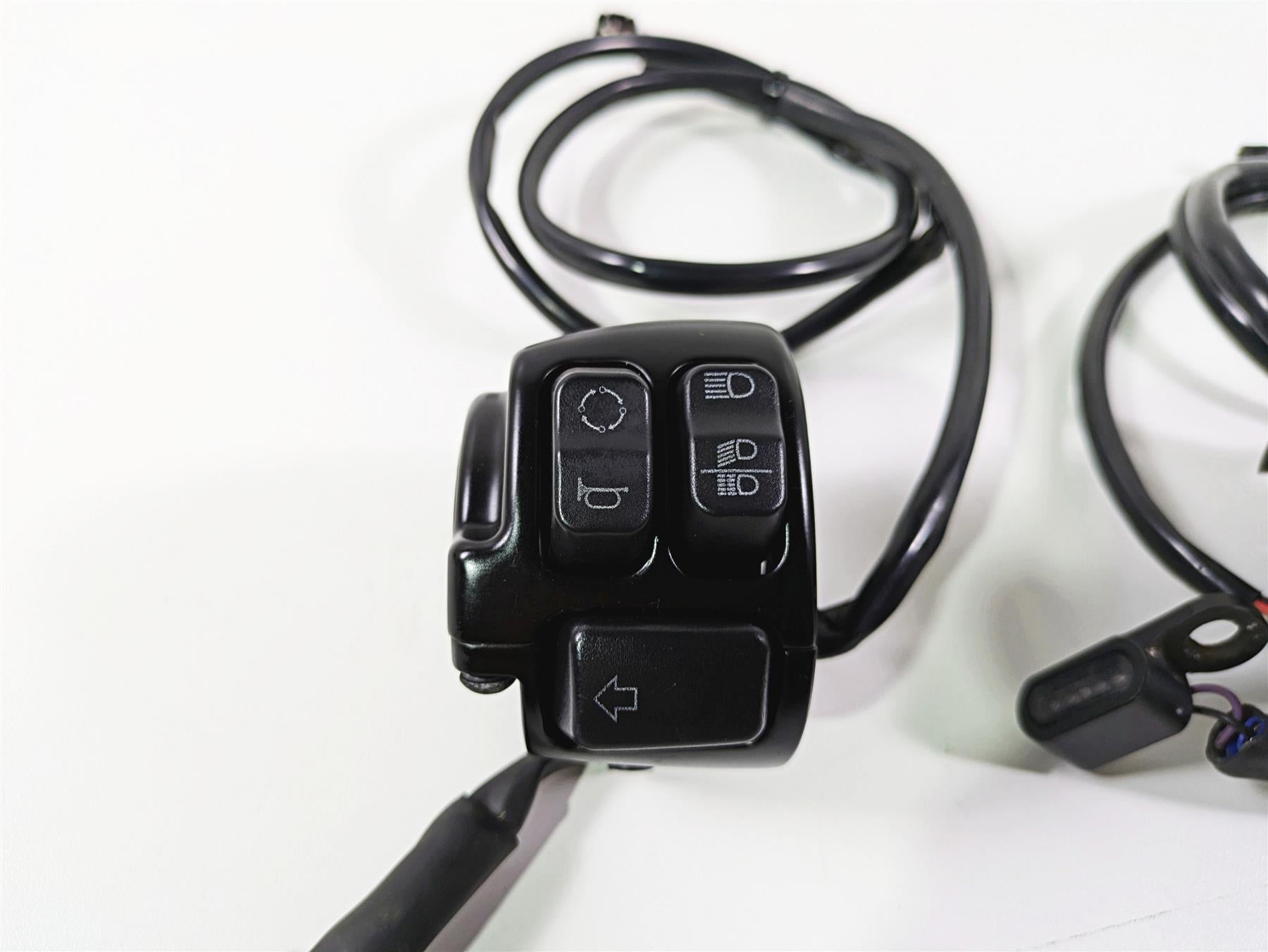 2017 Harley Dyna FXDB Street Bob Left Right Control Switch Set 71500372A {{ shop.shopifyCountryName }} - Mototech271