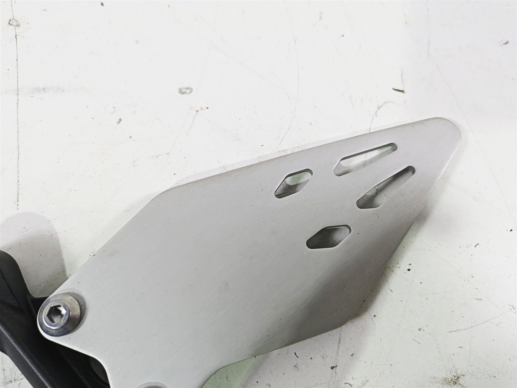 2024 Kawasaki ZX6R ZX636 Ninja Left Foot Peg + Mount & Guard 35063-0160-18R {{ shop.shopifyCountryName }} - Mototech271