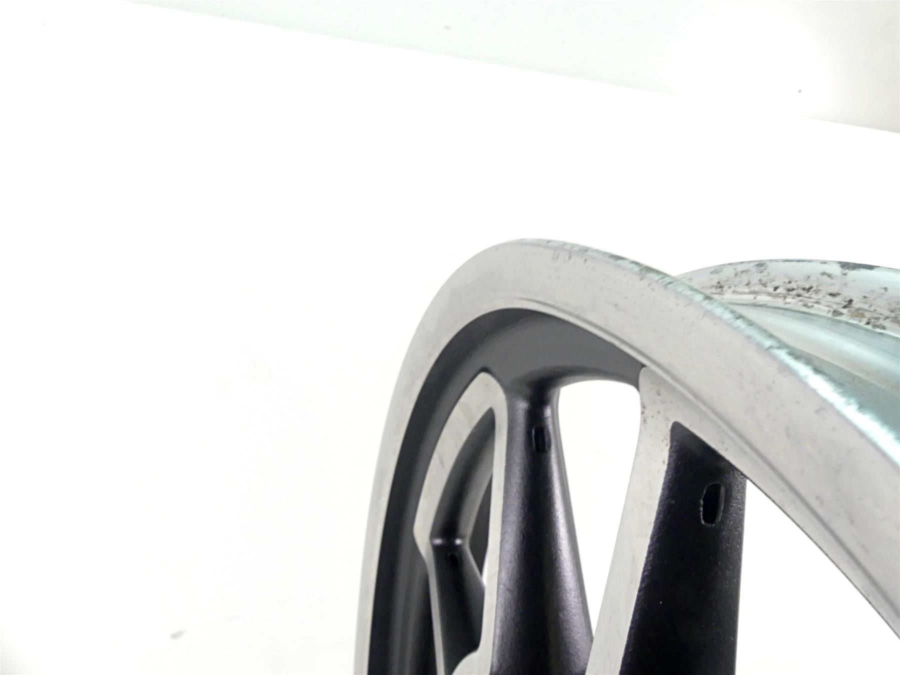 2014 Harley FXDL Dyna Low Rider Front Wheel Rim 19x2.5 - Ding 43300280 {{ shop.shopifyCountryName }} - Mototech271