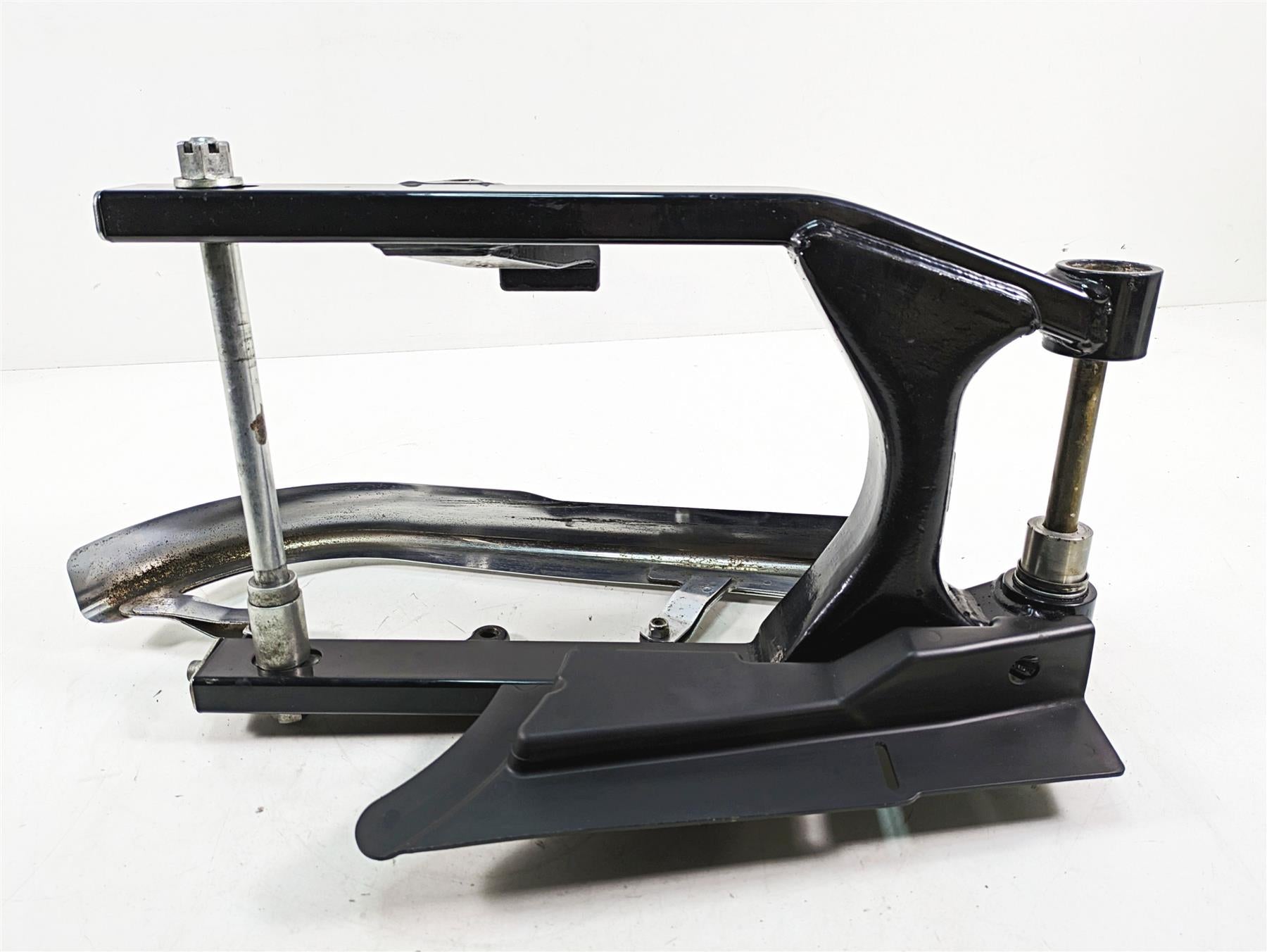2005 Harley Dyna FXDL Low Rider Rear Swingarm Suspension & Belt Guards 47820-00A {{ shop.shopifyCountryName }} - Mototech271