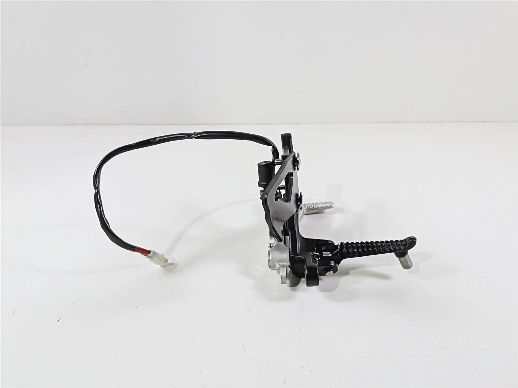 2022 Yamaha YZF R1 R1M RN65 Front Right Foot Peg & Brake Pedal 2CR-27443-00-00-Mototech271