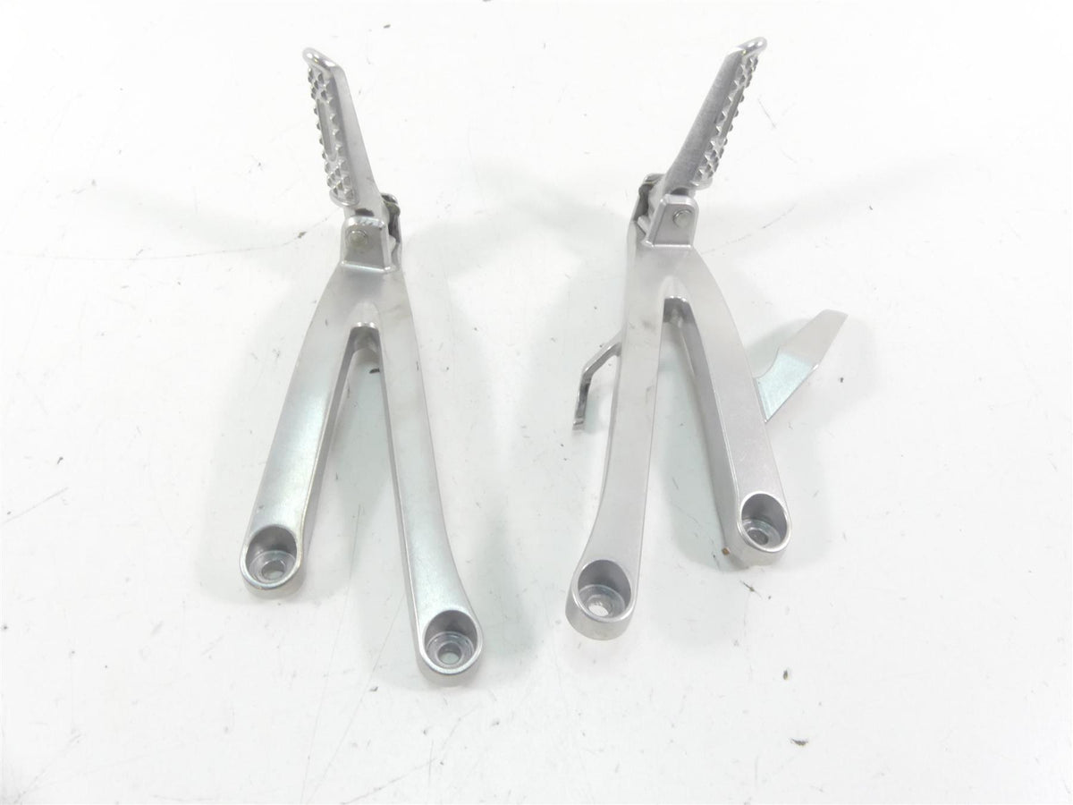 2021 Honda CBR600RR Rear Passenger Pillion Footpeg Foot Peg Set 50750-MFJ-D00 {{ shop.shopifyCountryName }} - Mototech271