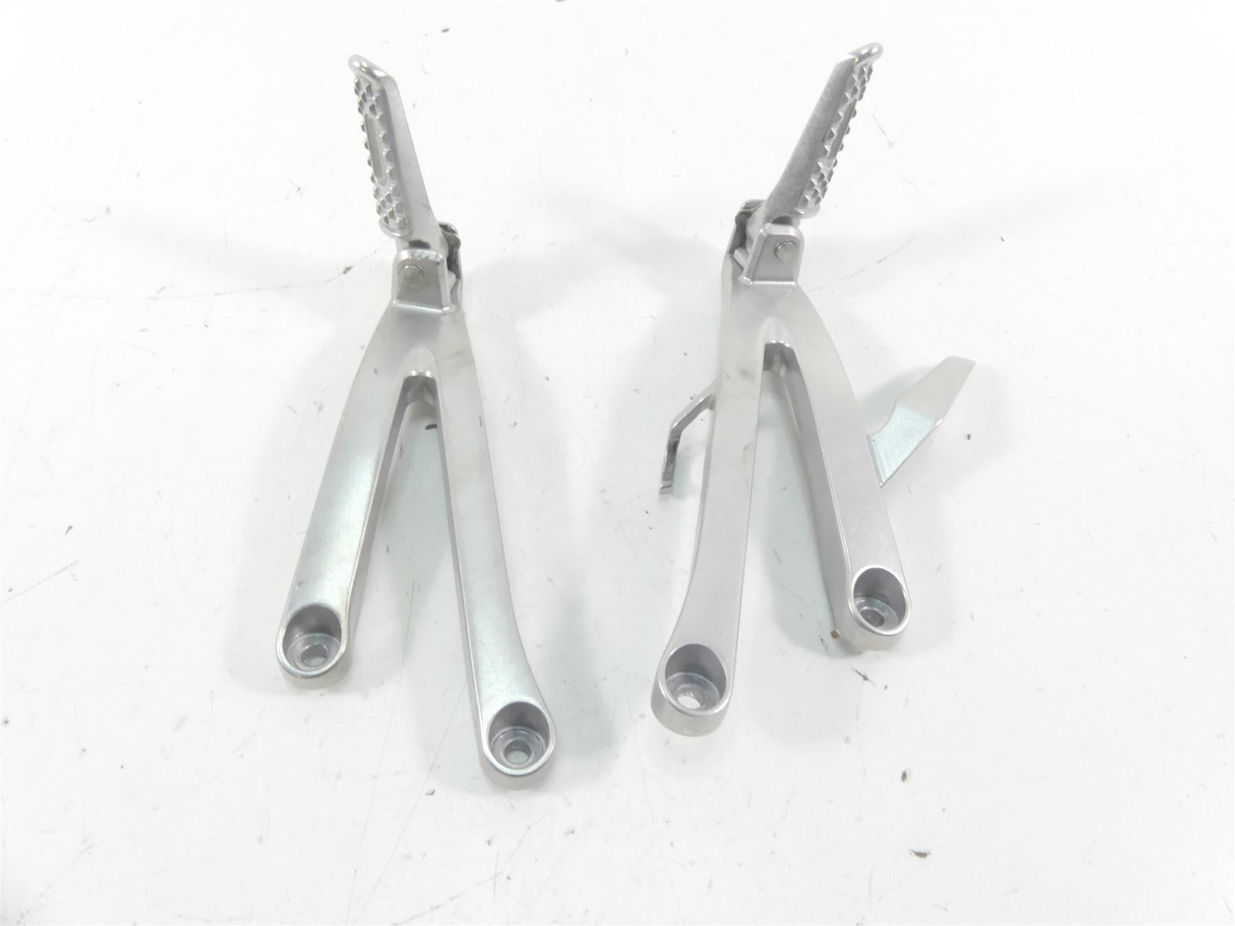 2021 Honda CBR600RR Rear Passenger Pillion Footpeg Foot Peg Set 50750-MFJ-D00 {{ shop.shopifyCountryName }} - Mototech271