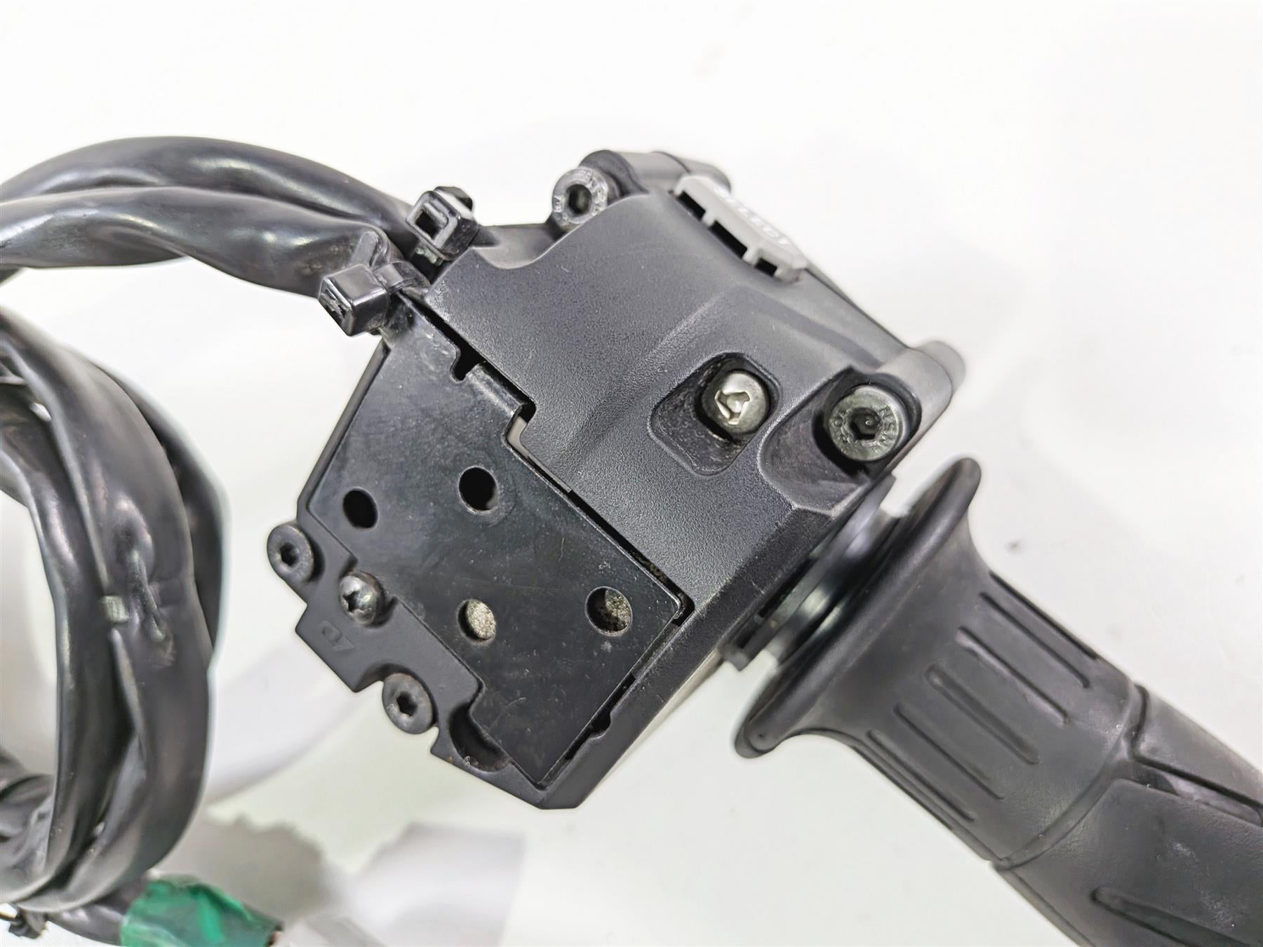 2022 Kawasaki ZX10R ZX1000 Ninja Right Hand Start Control Switch 46091-0585 {{ shop.shopifyCountryName }} - Mototech271
