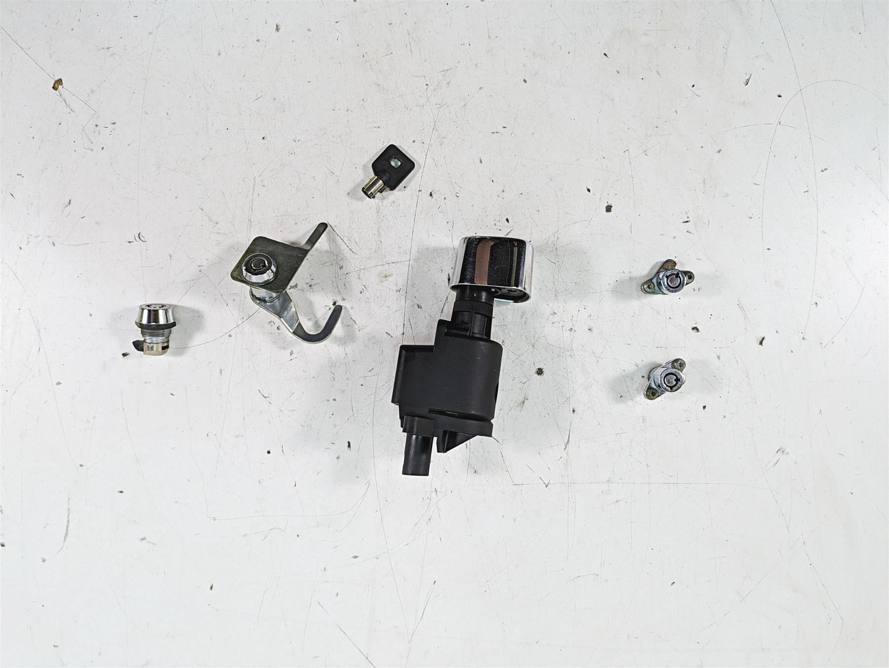 2008 Harley FLHTCU Electra Glide Ignition Switch Key Lock Set 71572-06 {{ shop.shopifyCountryName }} - Mototech271