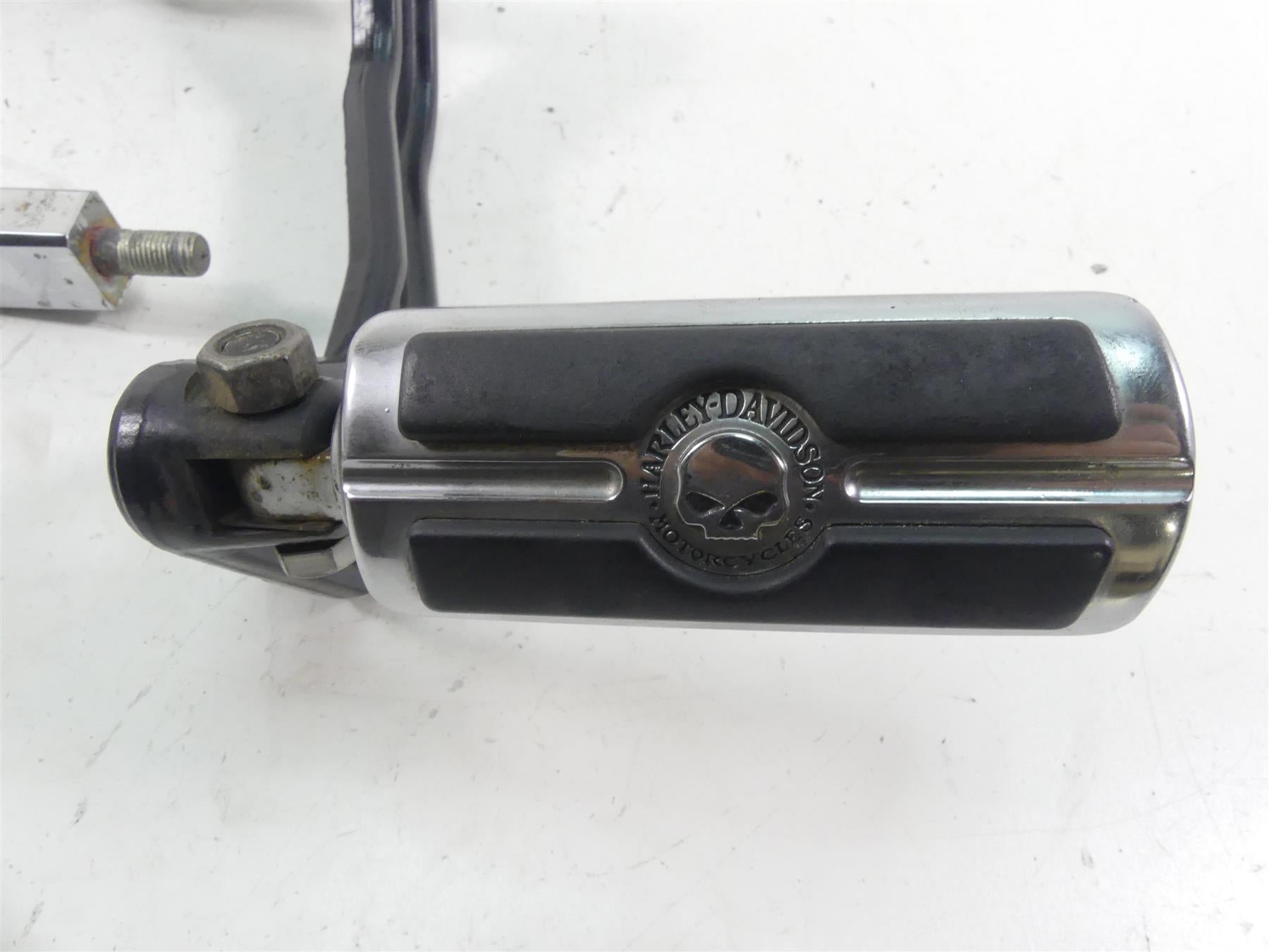 1998 Harley Dyna FXDL Low Rider Rear Passenger Foot Peg Set + Mount Arm 52740-94 {{ shop.shopifyCountryName }} - Mototech271